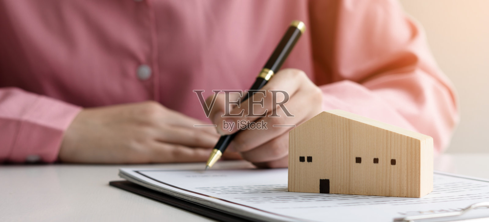 房屋贷款保险。房地产经纪人与客户签订合同保险协议文件。商务会议的概念照片摄影图片