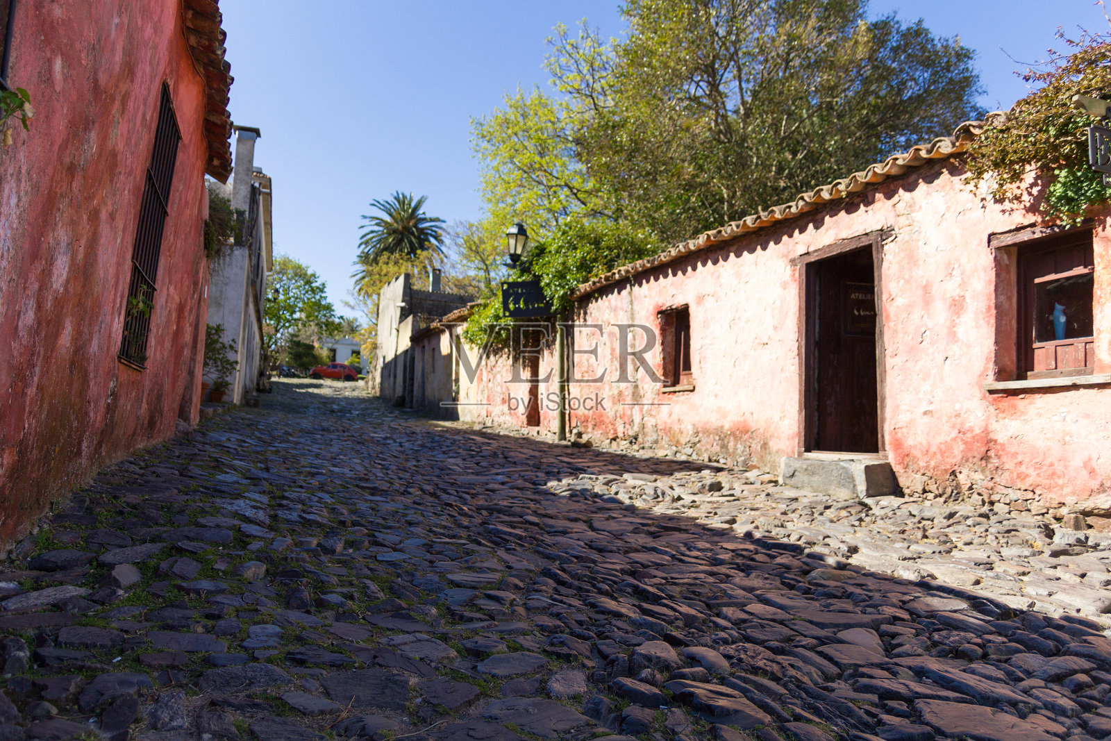 位于历史中心的叹息街，1995年被联合国教科文组织列为世界文化遗产。这些房子是18世纪的。科罗尼亚德尔萨克拉门托乌拉圭城市照片摄影图片