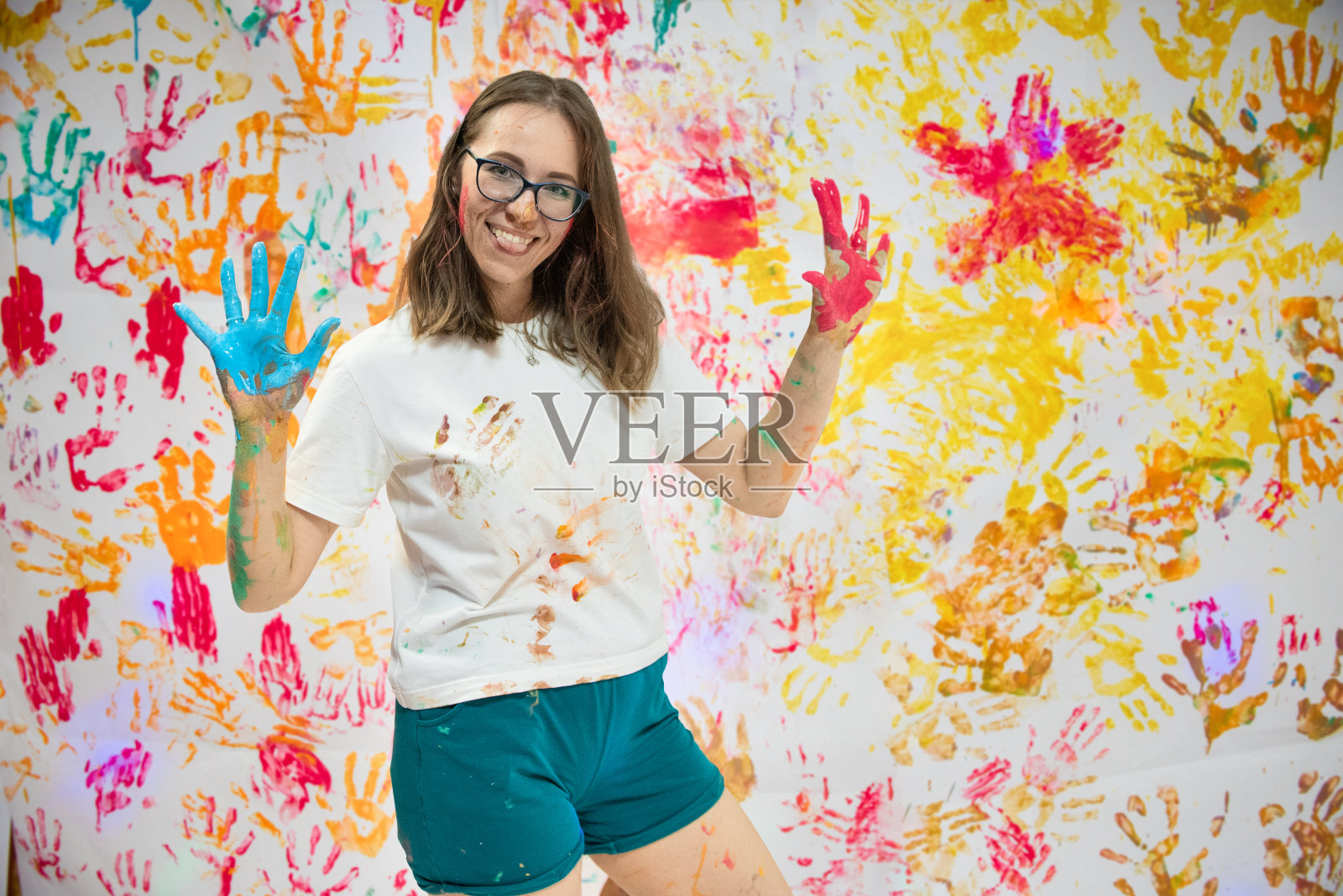 一个可爱快乐的女人的肖像绘画和乐趣照片摄影图片