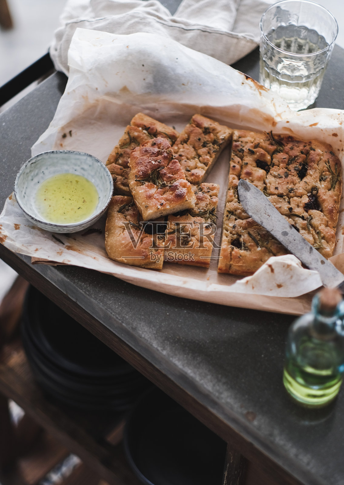 佛卡夏面包配香草，一杯白葡萄酒，橄榄油照片摄影图片