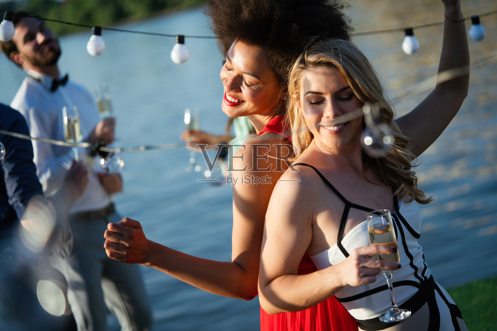 多元民族友谊晚会舞蹈休闲幸福理念照片摄影图片