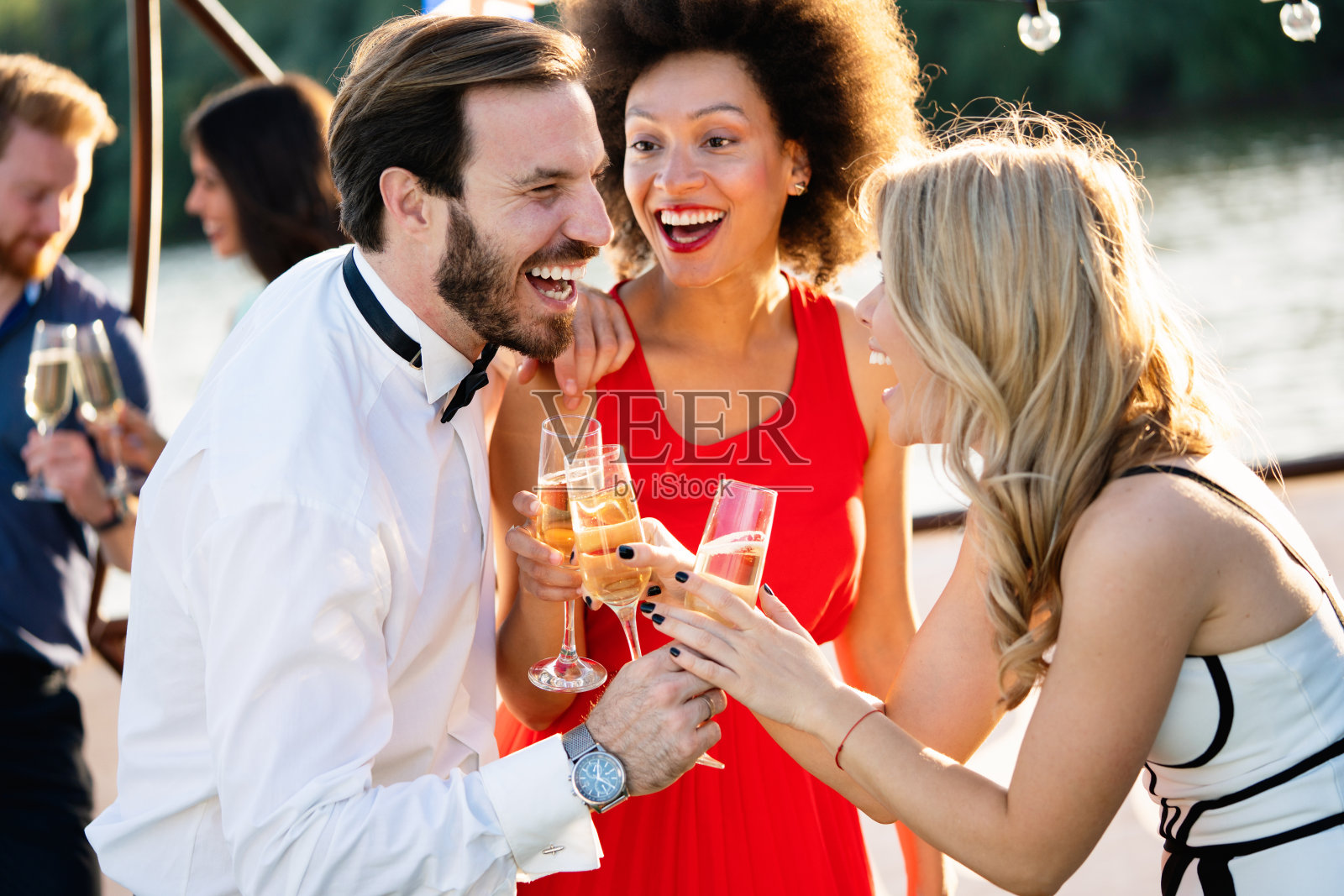 快乐的一群朋友一起聚会和玩乐照片摄影图片