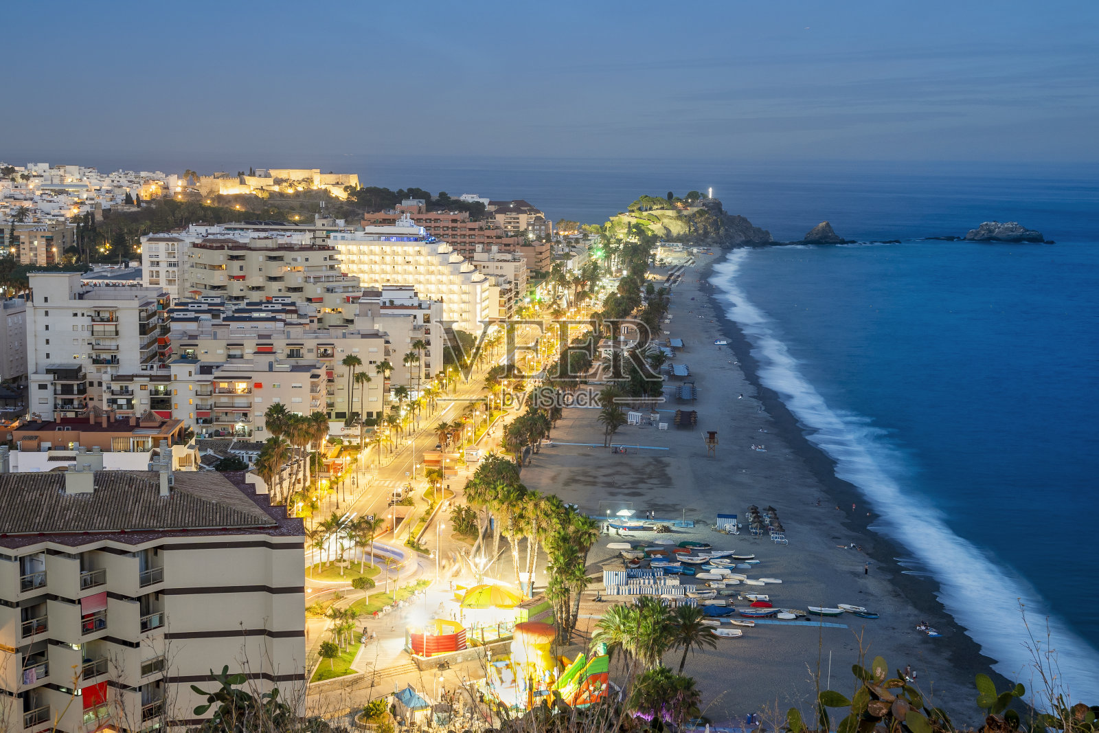 西班牙安达卢西亚，阿尔芒卡尔旅游海岸的夜景照片摄影图片