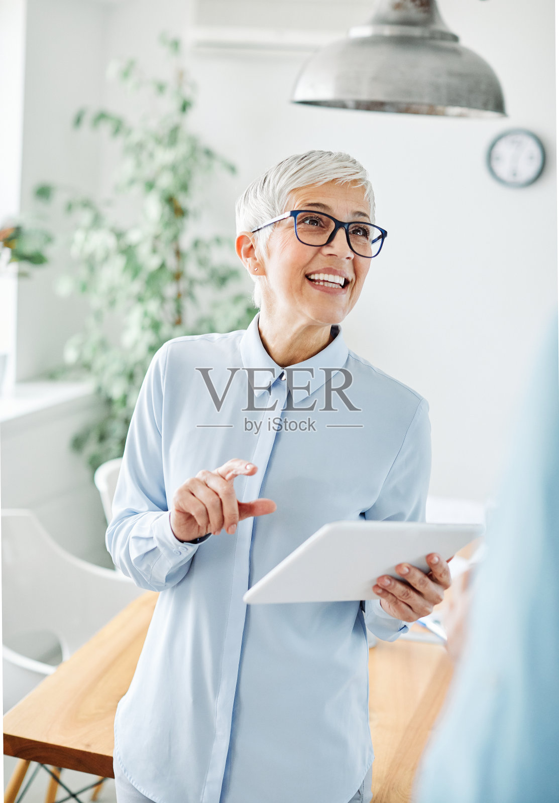 资深女商人灰发平板办公室开心照片摄影图片