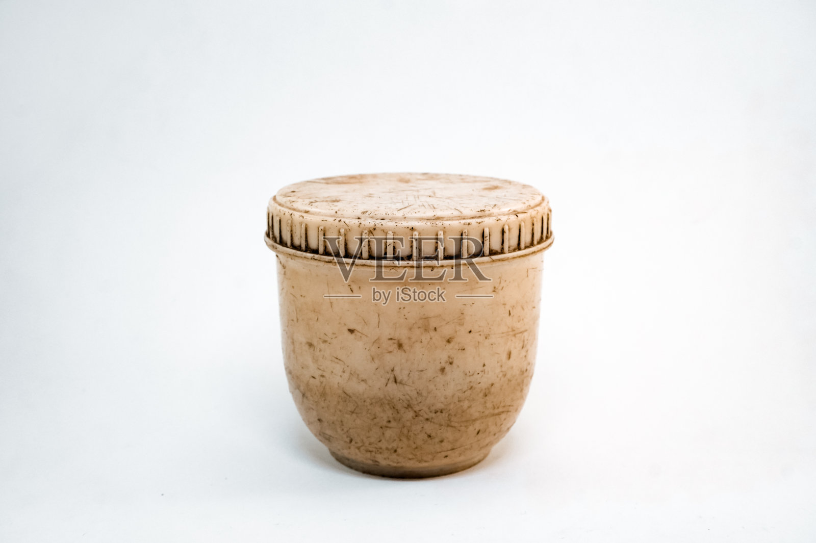 旧的小罐子，用作擦洗容器照片摄影图片