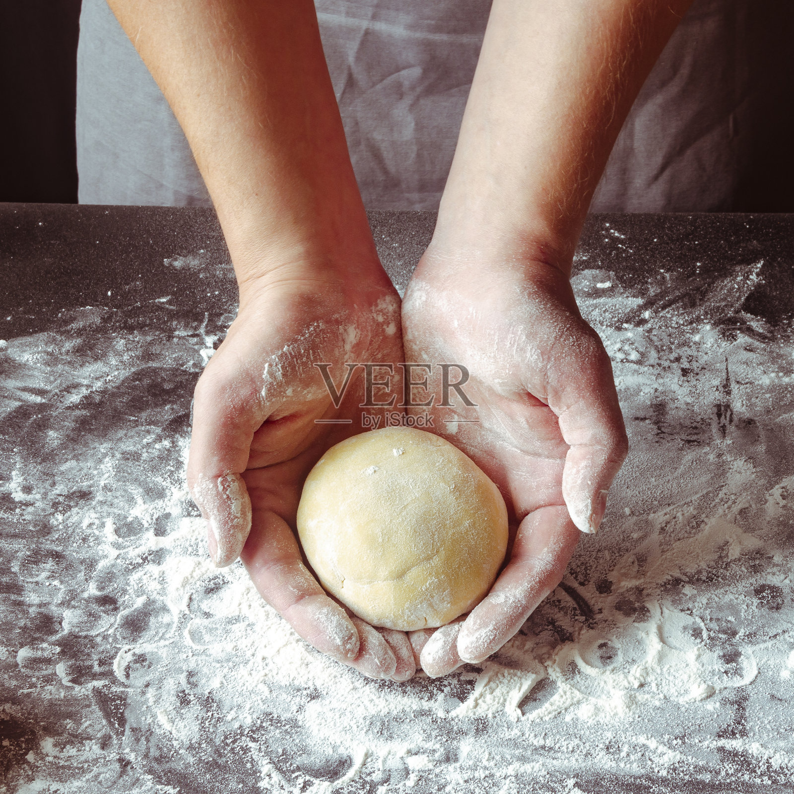 男人的手揉面团准备做樱桃馅饼照片摄影图片