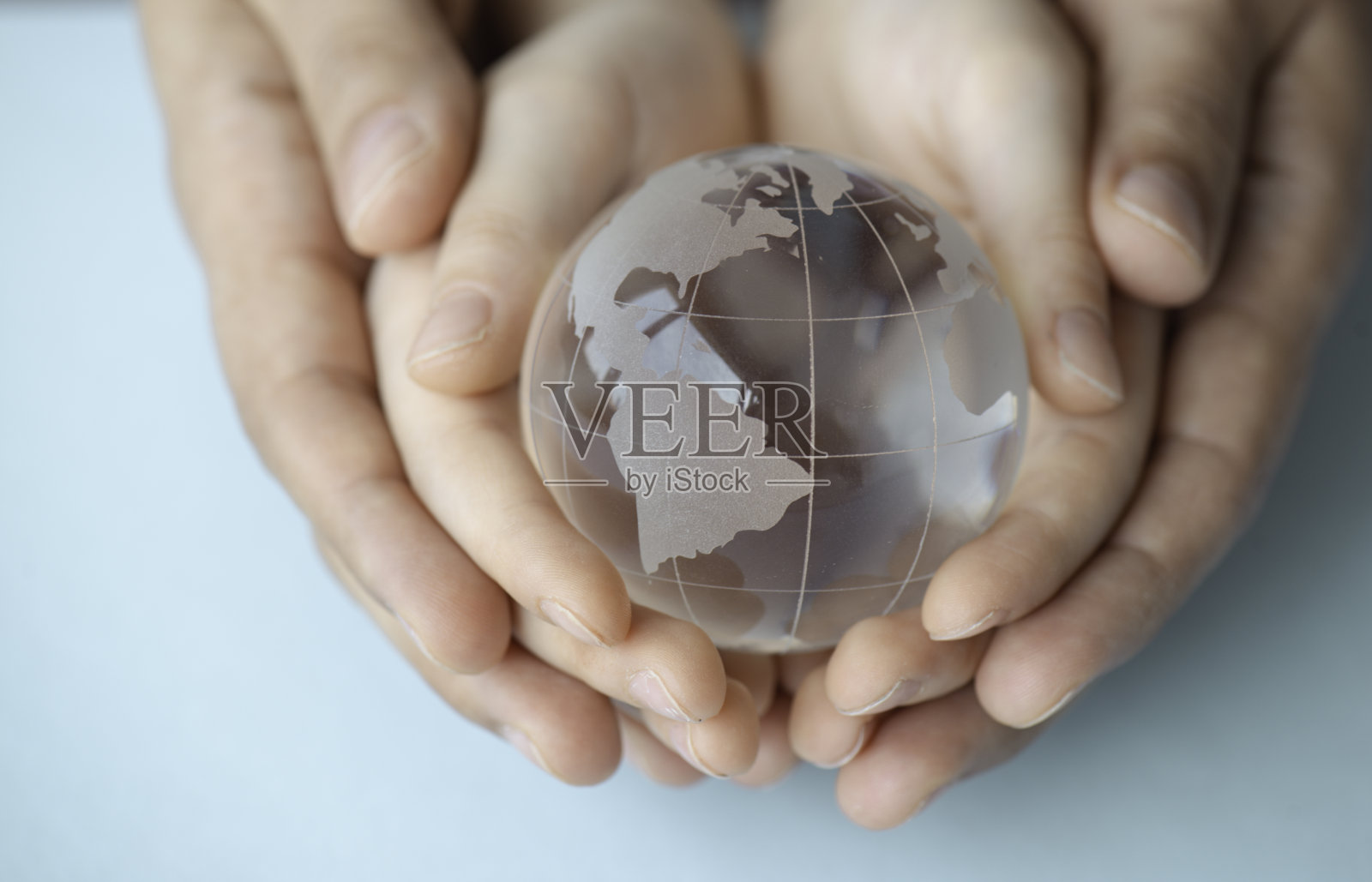 母亲和她的女儿正拿着一个玻璃球照片摄影图片