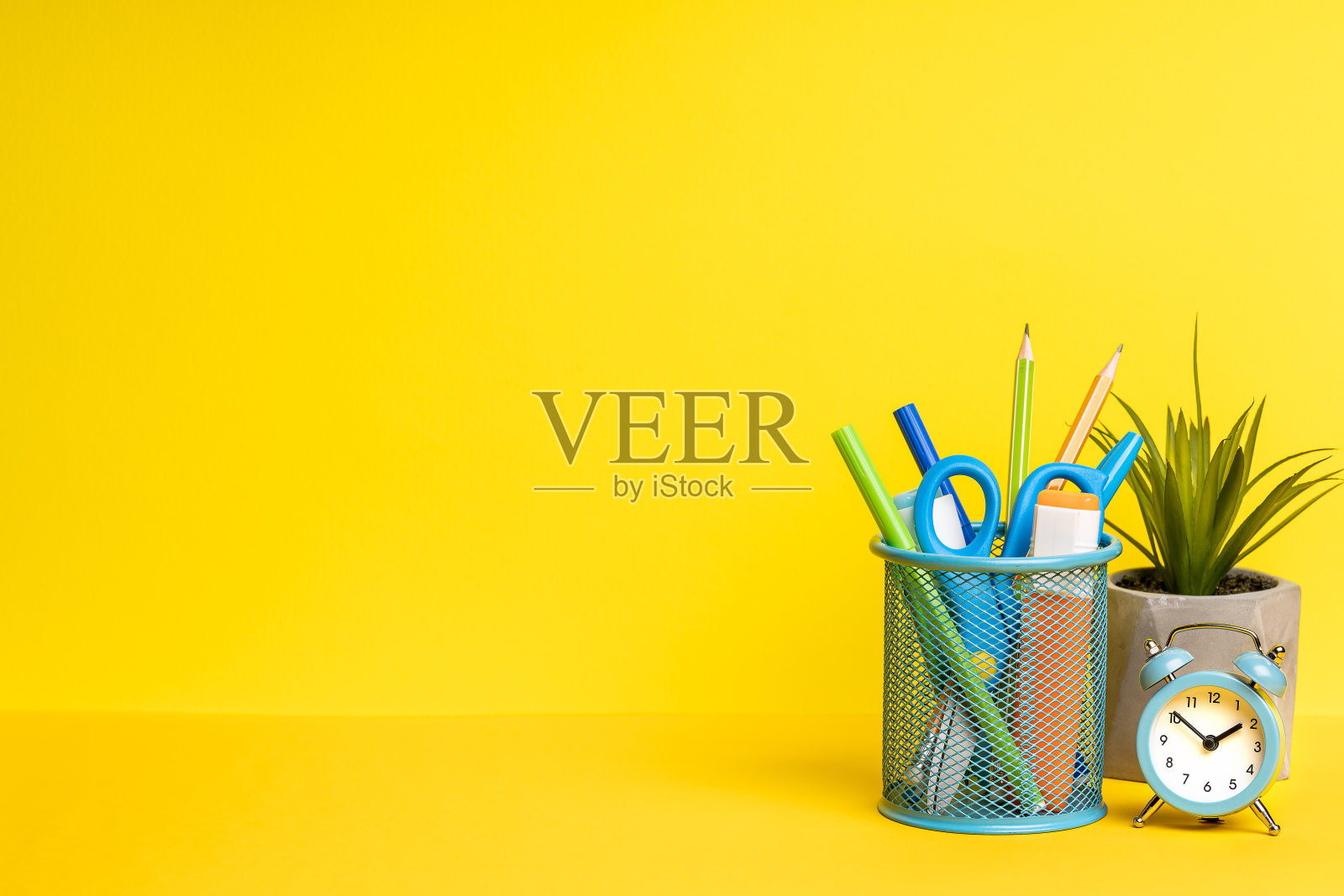 回到学校的概念。教育文具供应在黄色桌面。侧视图。照片摄影图片