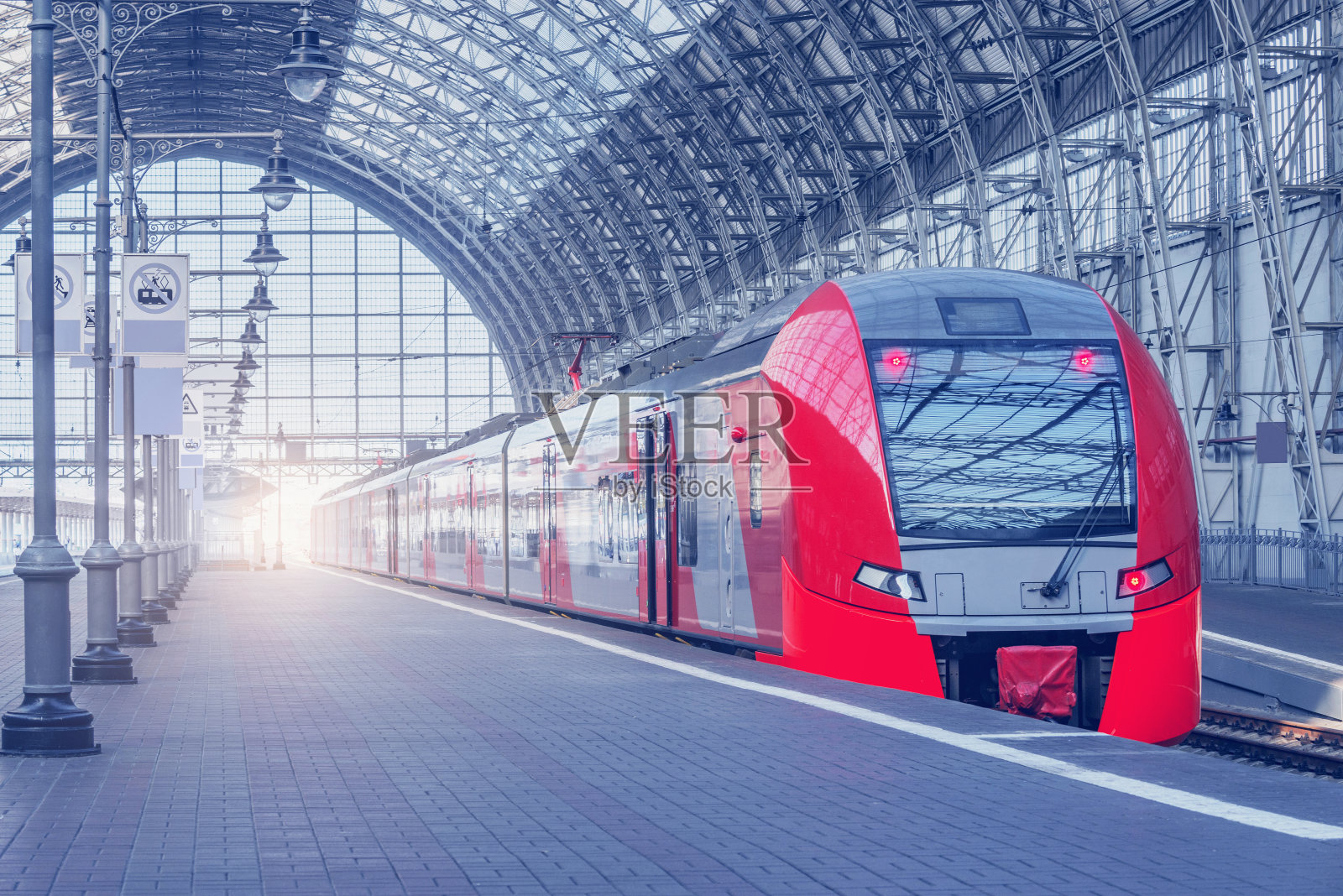 高速列车停靠在月台旁。照片摄影图片