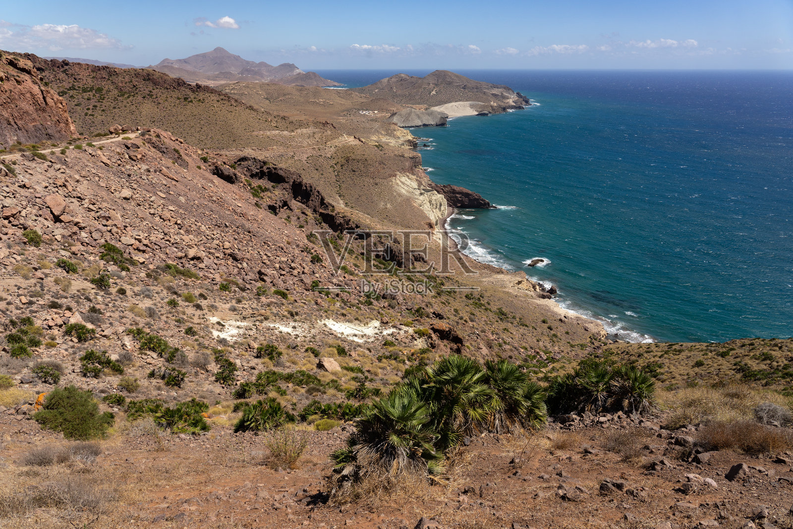 悬崖和海滩的全景在加塔角自然公园海岸附近的桑José。阿尔梅里亚,安达卢西亚,西班牙。照片摄影图片