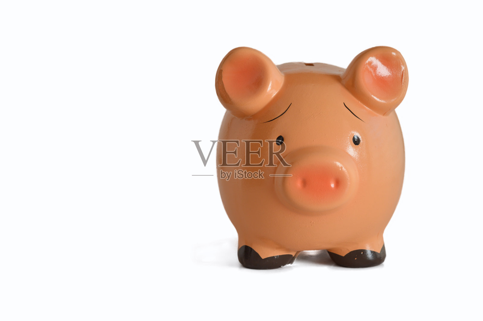 陶瓷小猪储蓄罐的形状与悲伤的脸在白色的背景与复制空间。金融危机的概念照片摄影图片