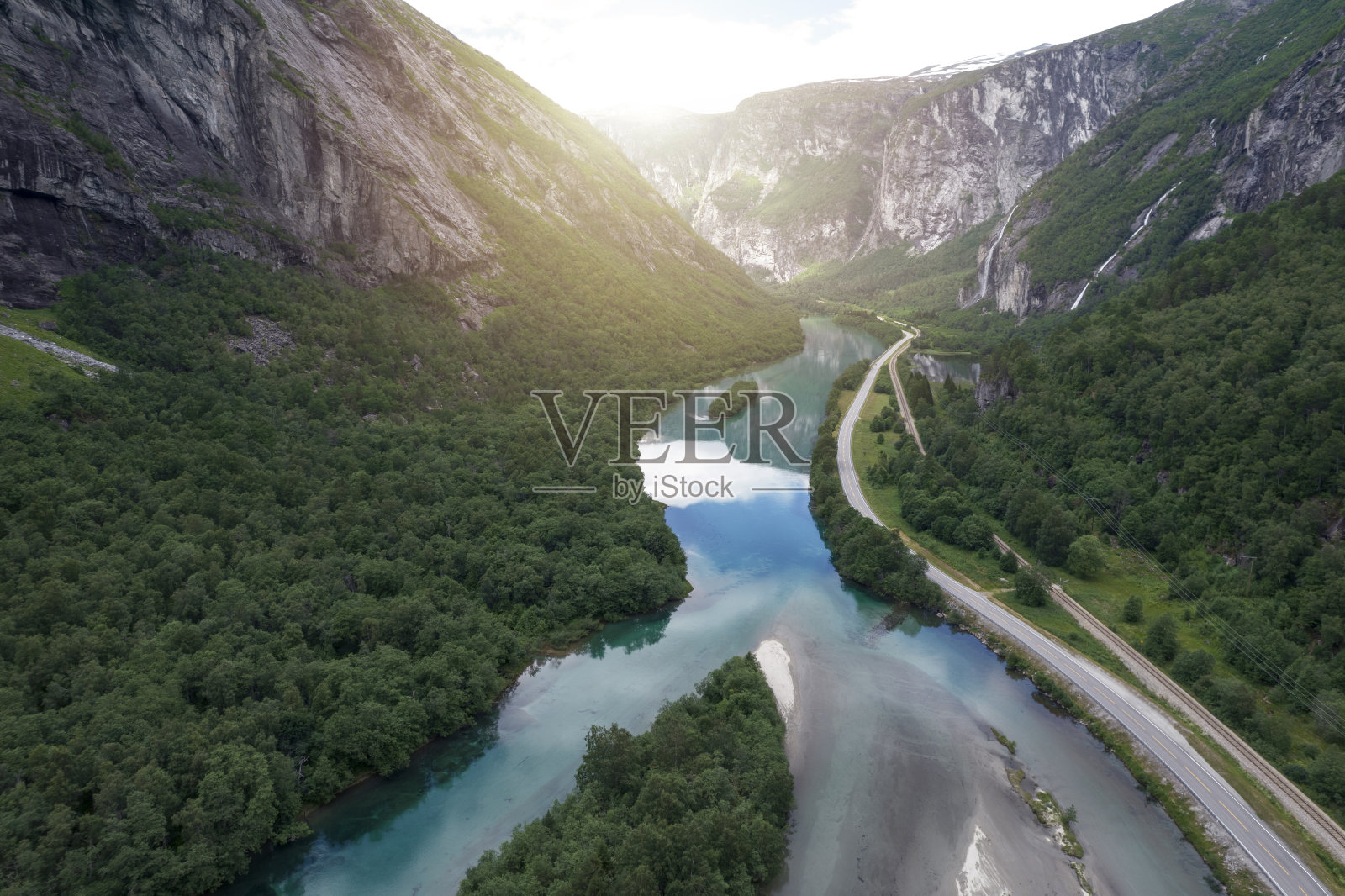 挪威维斯兰县E136风景路线鸟瞰图。照片摄影图片