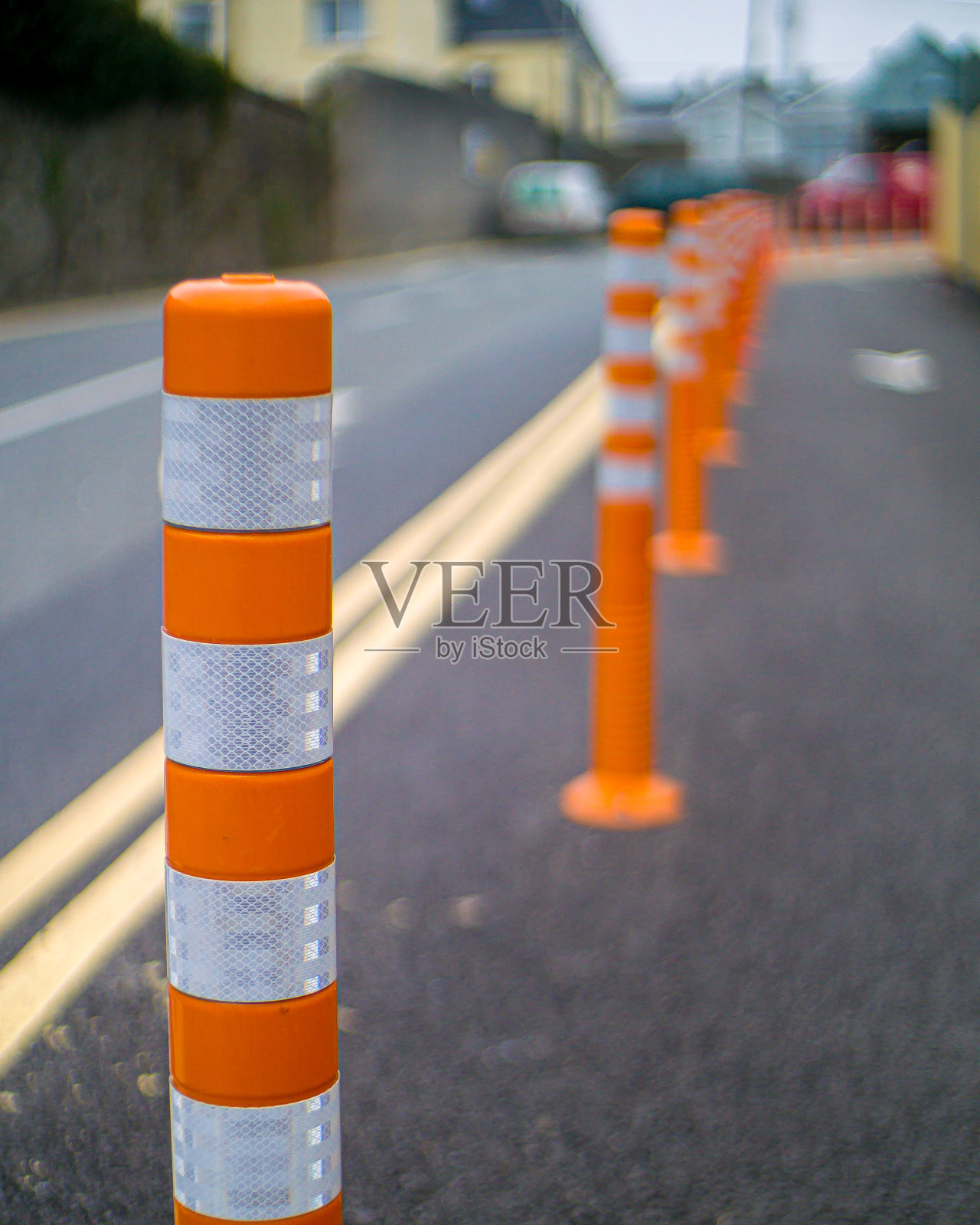 橙色和白色的塑料人行道护柱照片摄影图片