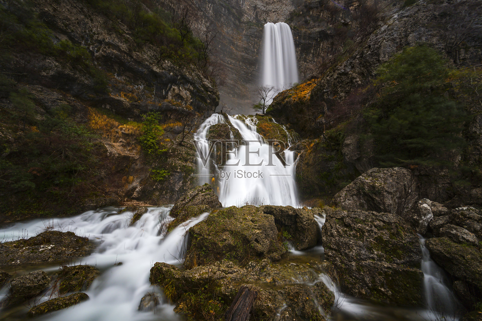 瀑布，瀑布，瀑布，瀑布或巨大的瀑布延伸到河道。照片摄影图片