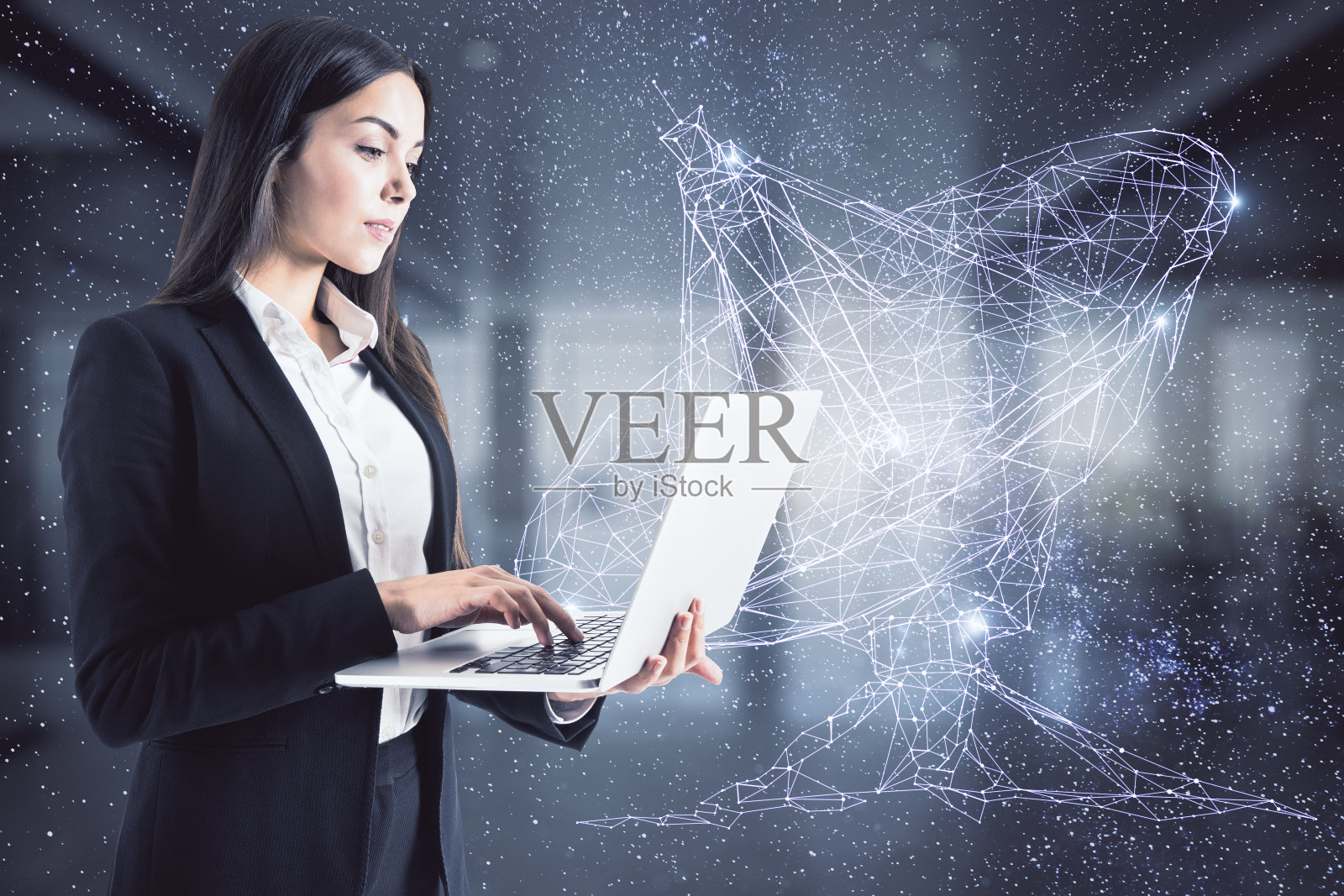 迷人的年轻欧洲女商人使用笔记本电脑模糊的办公室内部背景与抽象多边形卫星全息图。连接和网络概念。双重曝光。照片摄影图片