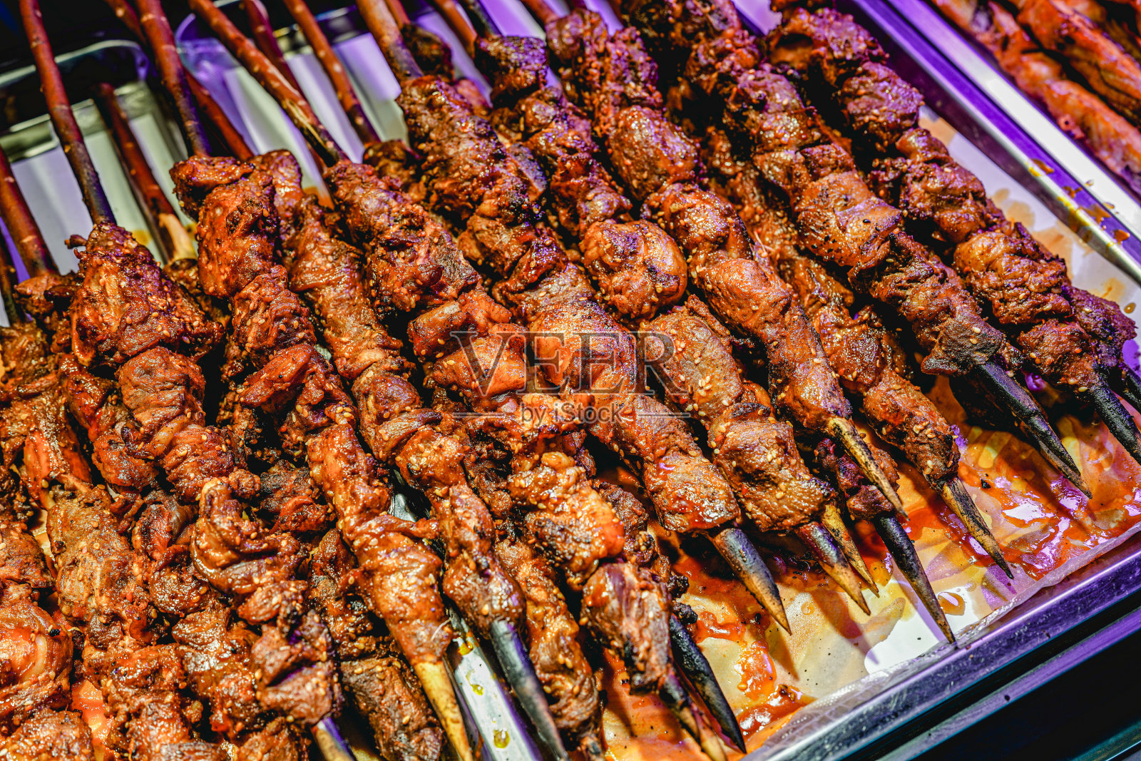 在烤肉架上烤羊肉串照片摄影图片