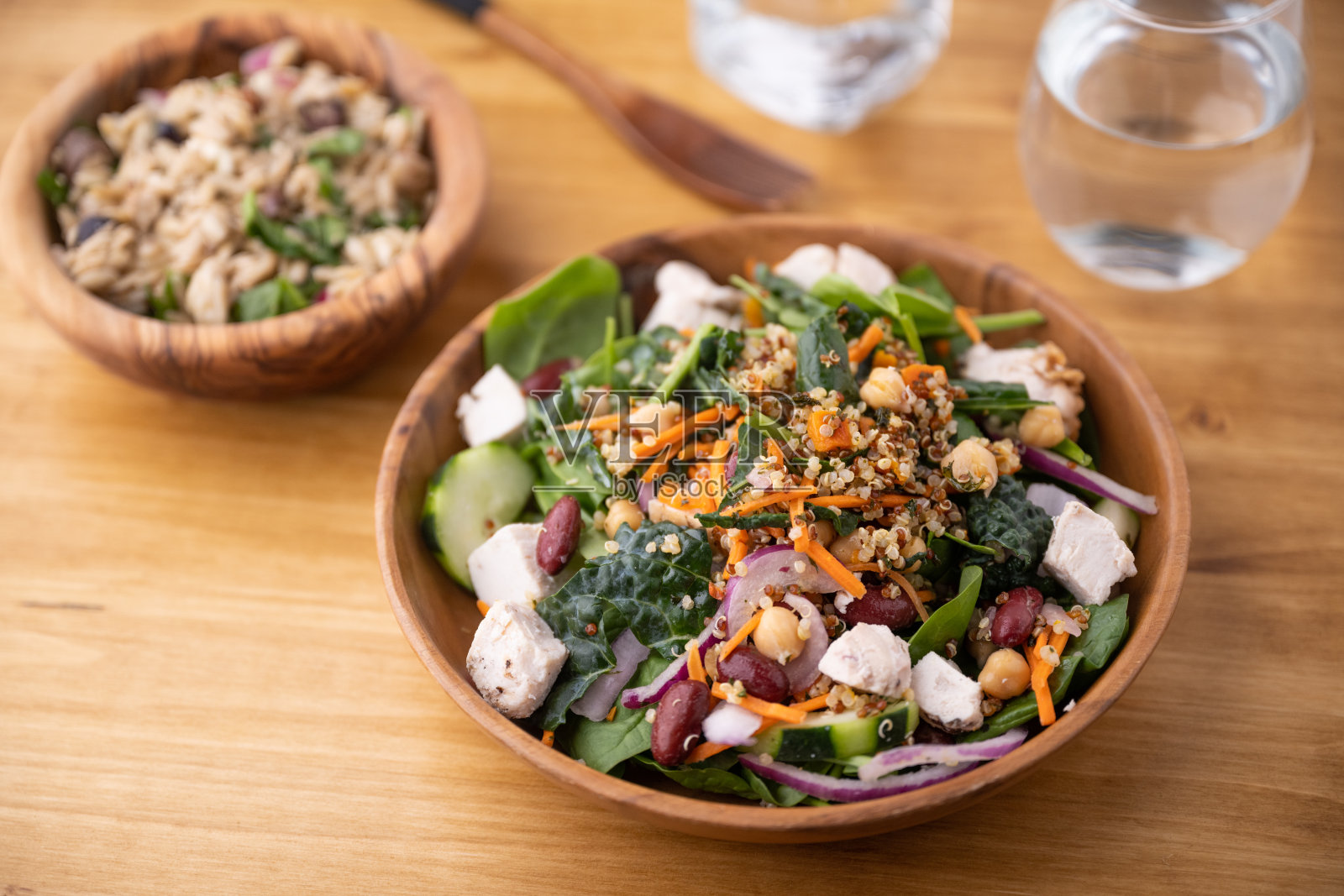 健康沙拉，鸡肉，藜麦，红豆，鹰嘴豆照片摄影图片