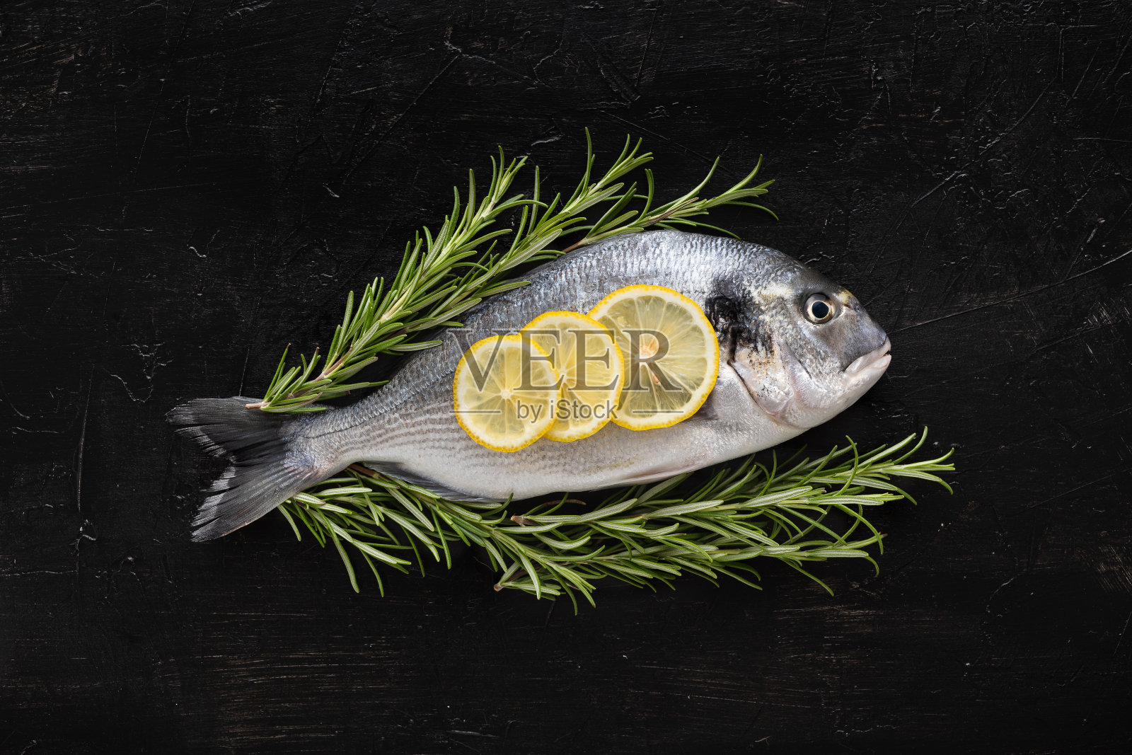 海鲷和调料和烹饪鱼的原料照片照片摄影图片