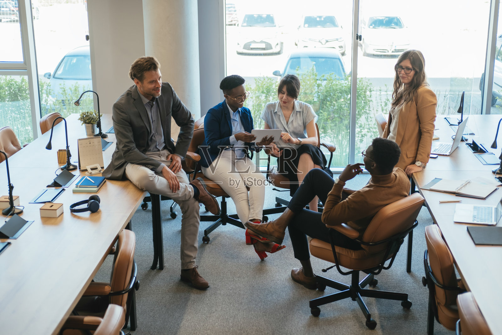 一群商务人士在他们公司的非正式会议上照片摄影图片