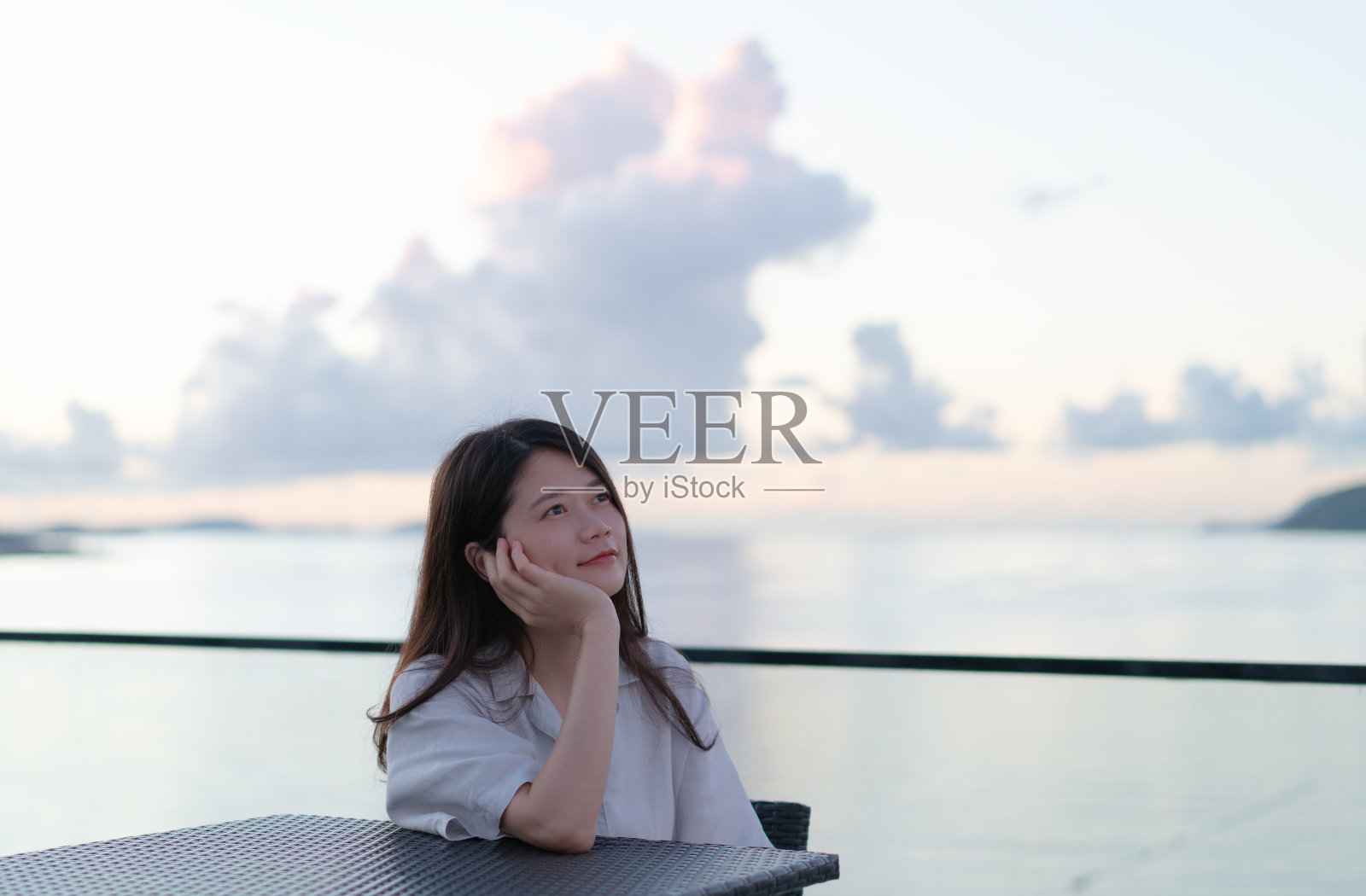 阳台上的女人照片摄影图片