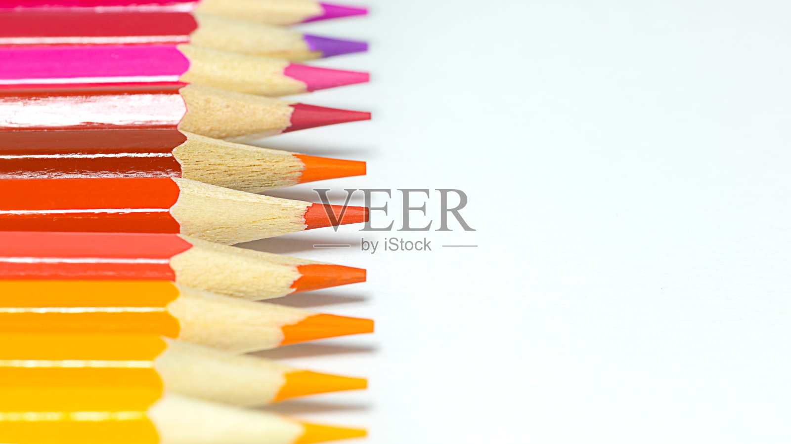 白色背景上的彩色铅笔。照片摄影图片