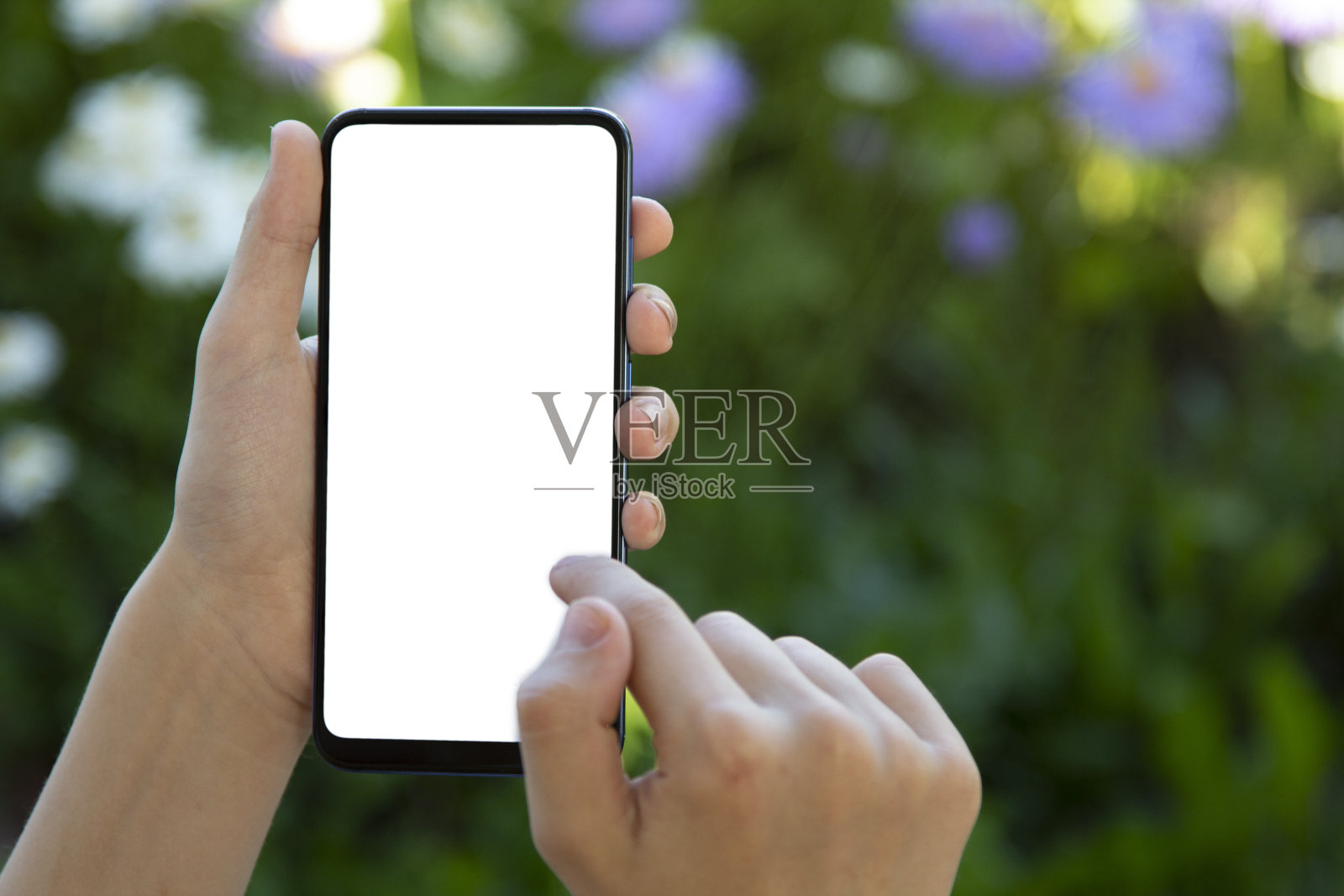 手持黑色智能手机空白屏幕与现代无框设计自然背景照片摄影图片