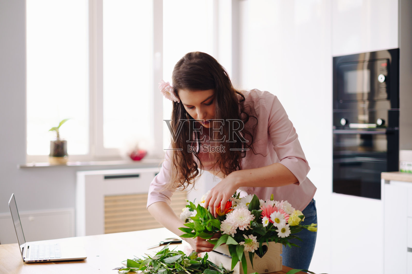美丽的花匠在插花构图照片摄影图片
