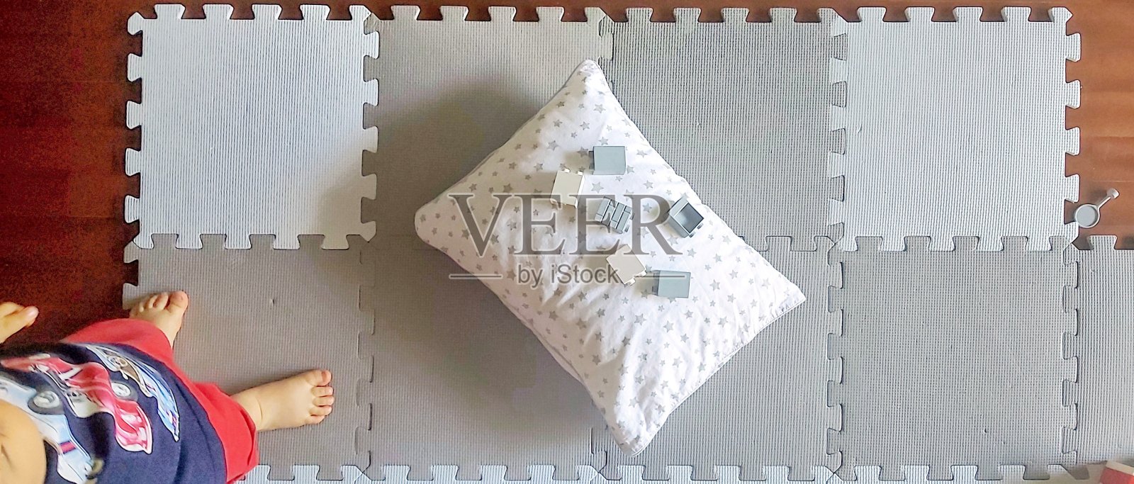 孩子们用枕头和玩具玩单色拼图照片摄影图片