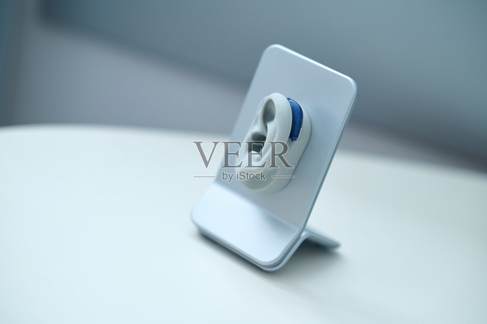 特殊灯座上的助听器照片摄影图片