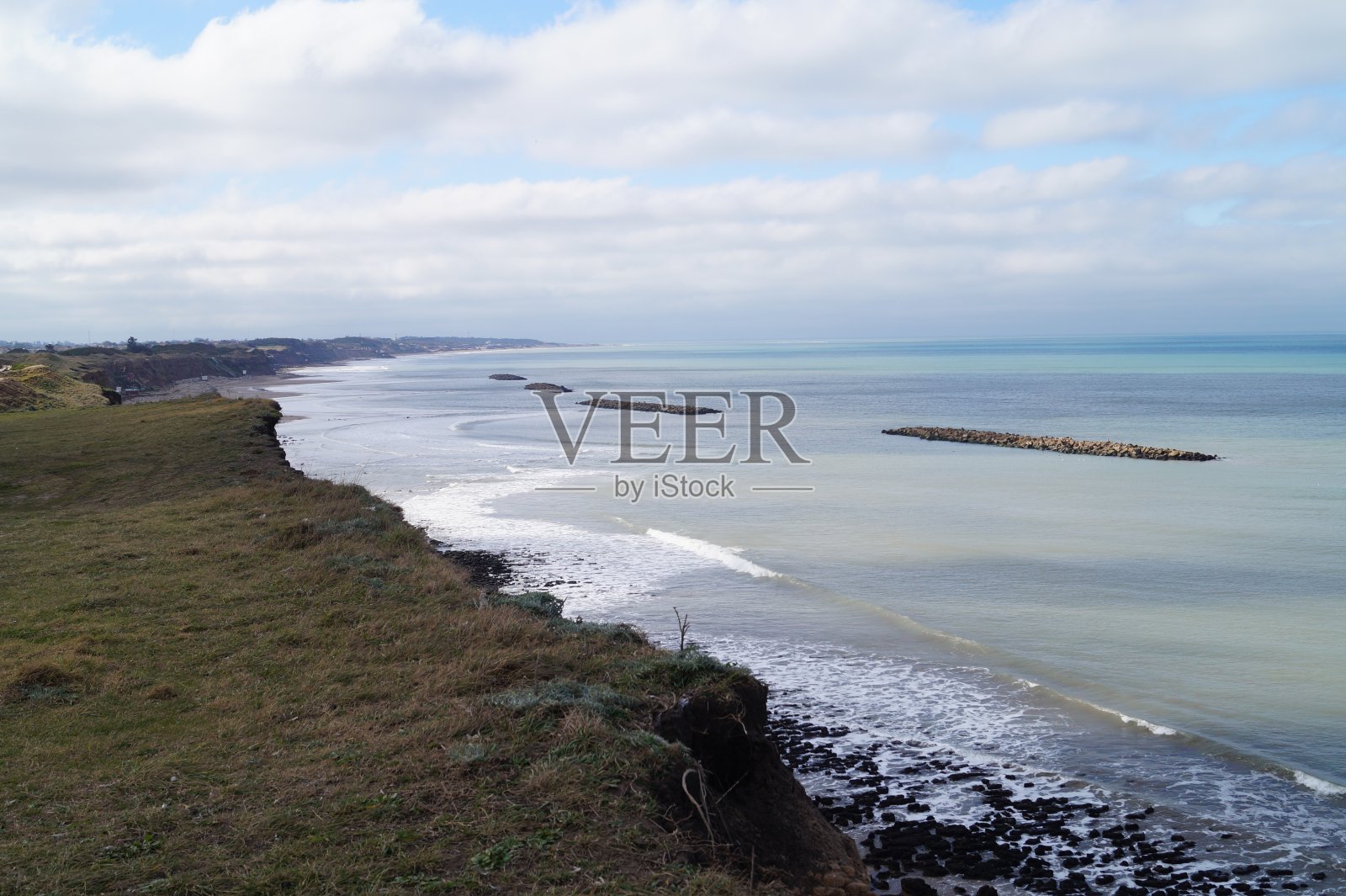 冬季多岩石的大西洋海岸全景。照片摄影图片
