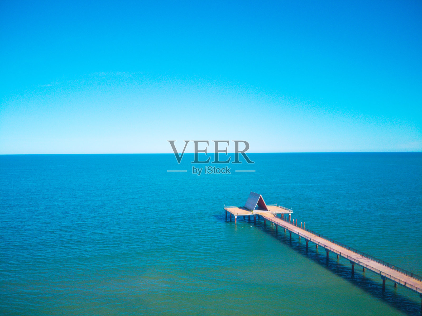 蓝天下海滨木桥的特写，旅游景点照片摄影图片