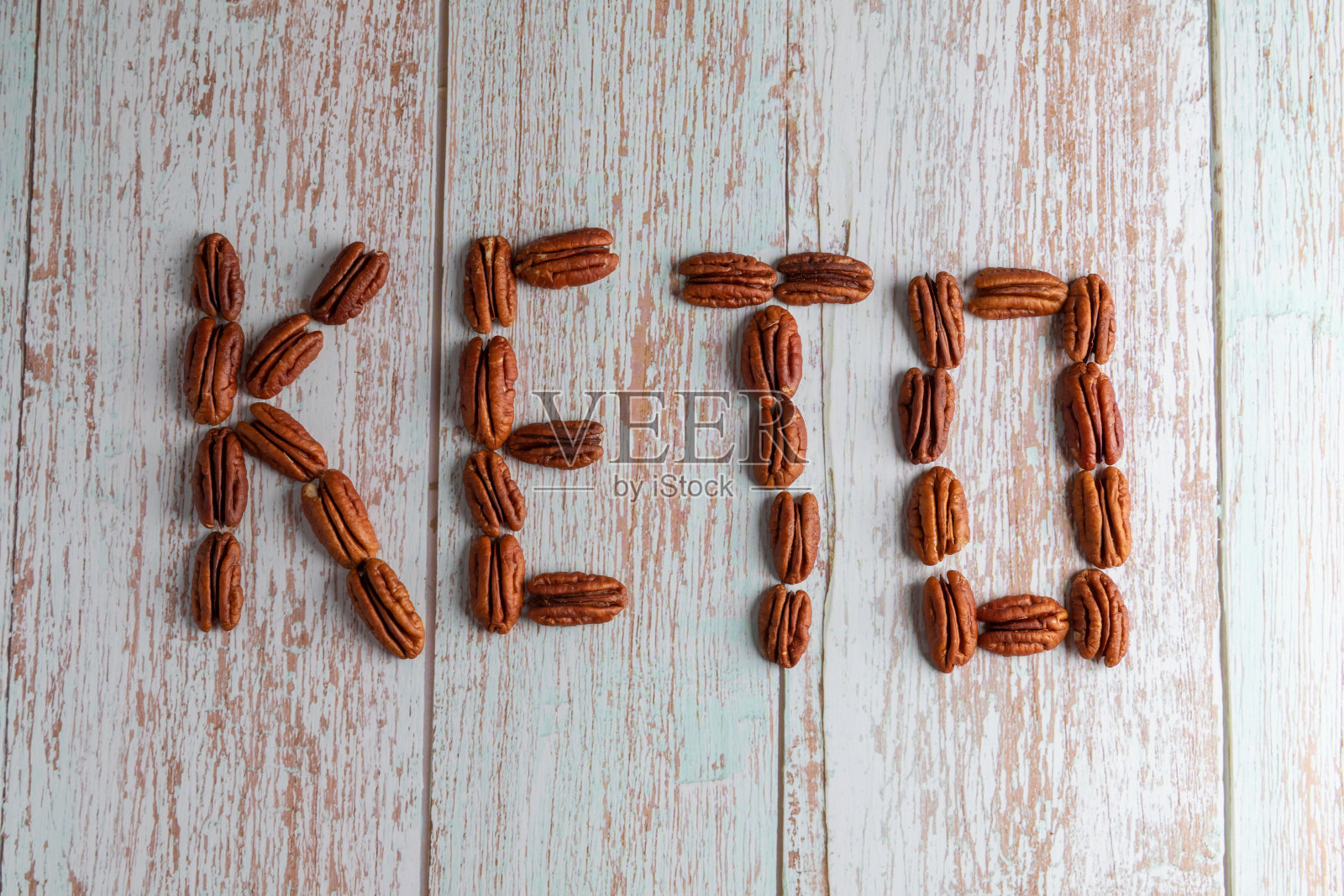 题字:KETO DIET made from nuts, healthy fat and protein food, vegan, ketogenic DIET。照片摄影图片