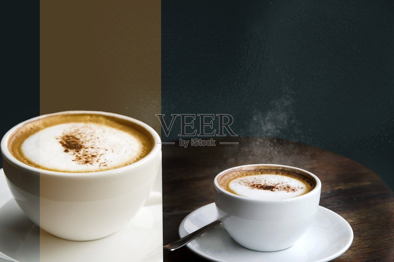 关闭热卡布奇诺在深绿色背景照片摄影图片