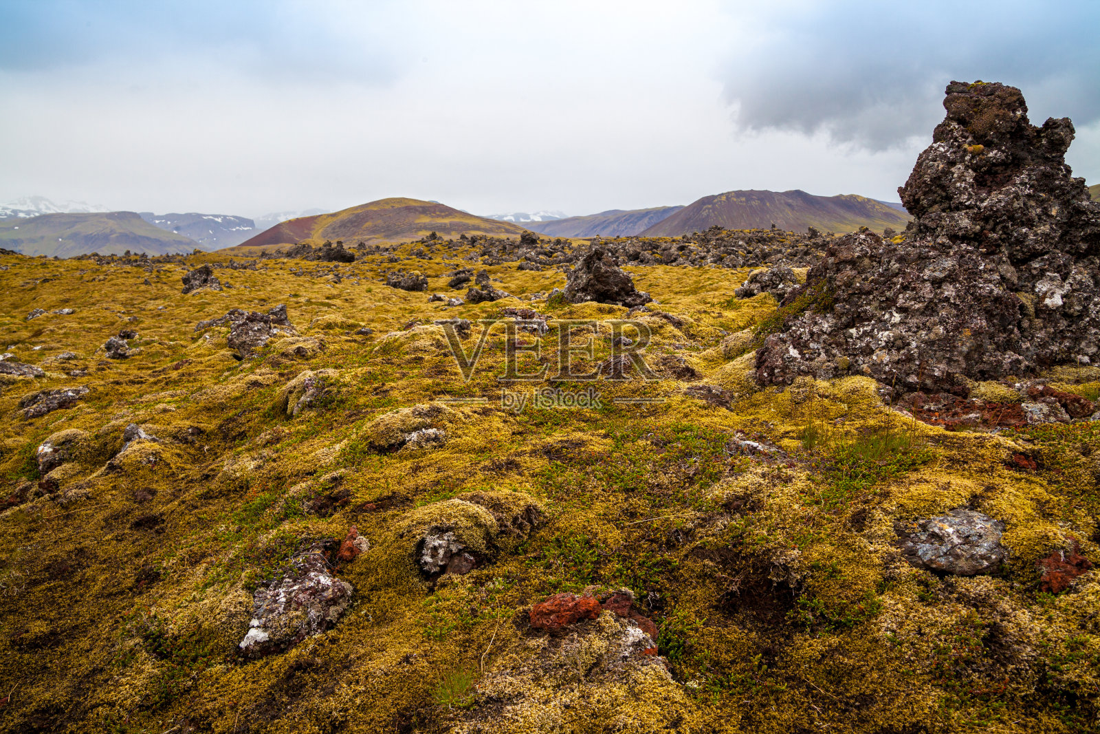 冰岛橙色地形的熔岩景观与苔藓、岩石和火山山脉照片摄影图片