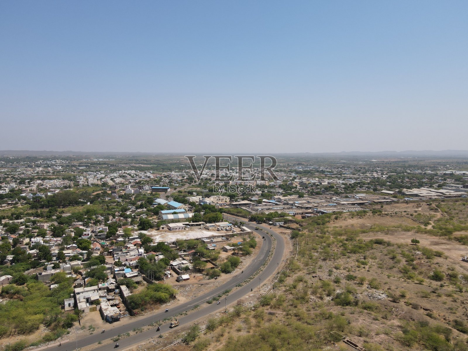 从空中拍摄房屋和风景照片摄影图片