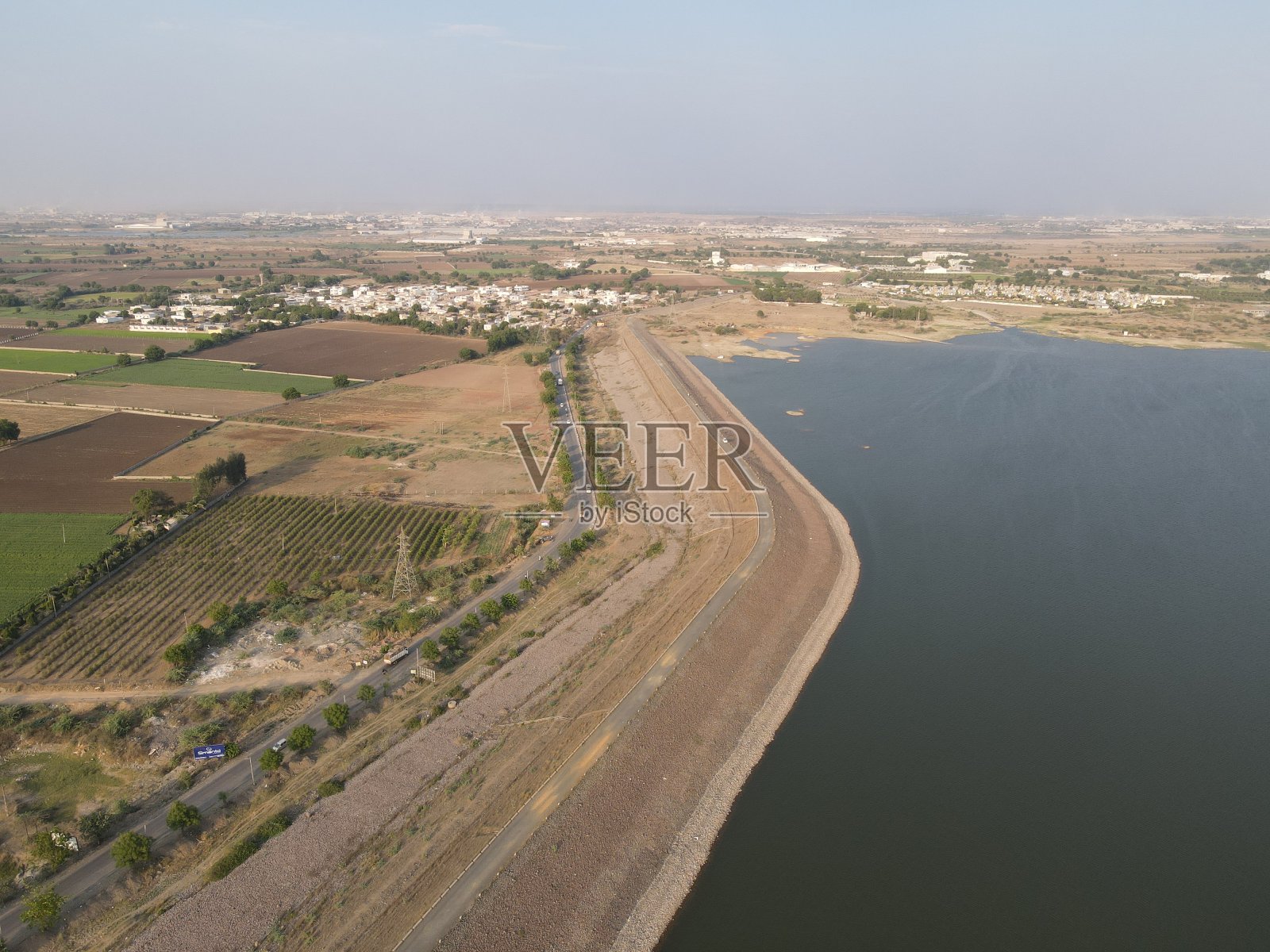 移动相机无人机拍摄，在水面上飞行，阳光反射明亮。照片摄影图片