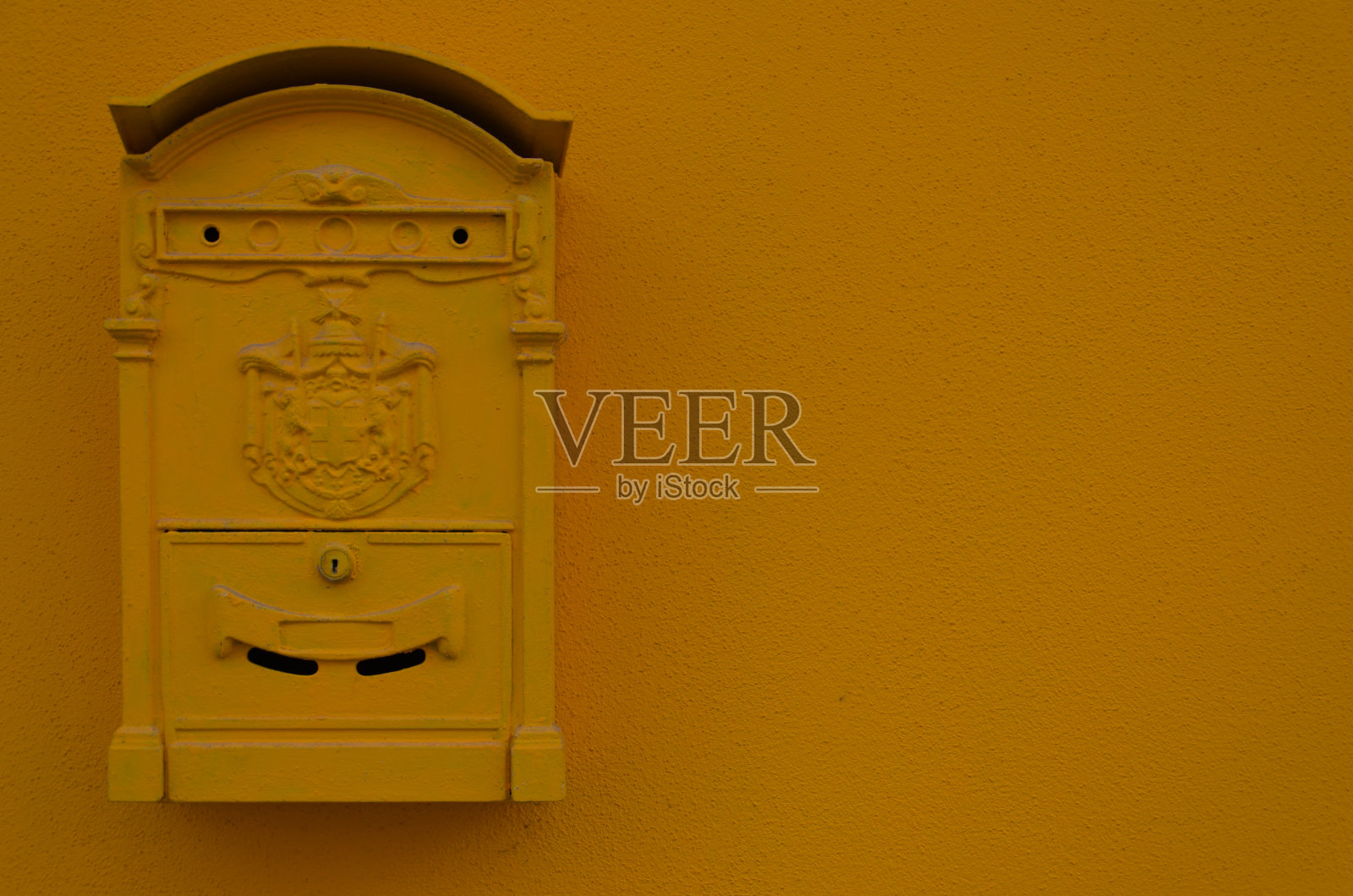 挂在黄色墙上的信箱照片摄影图片