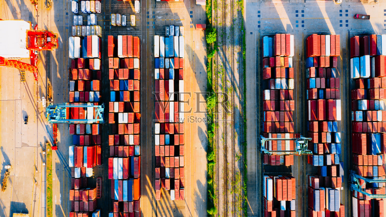 上海有货船和集装箱的深水港的俯视图。照片摄影图片