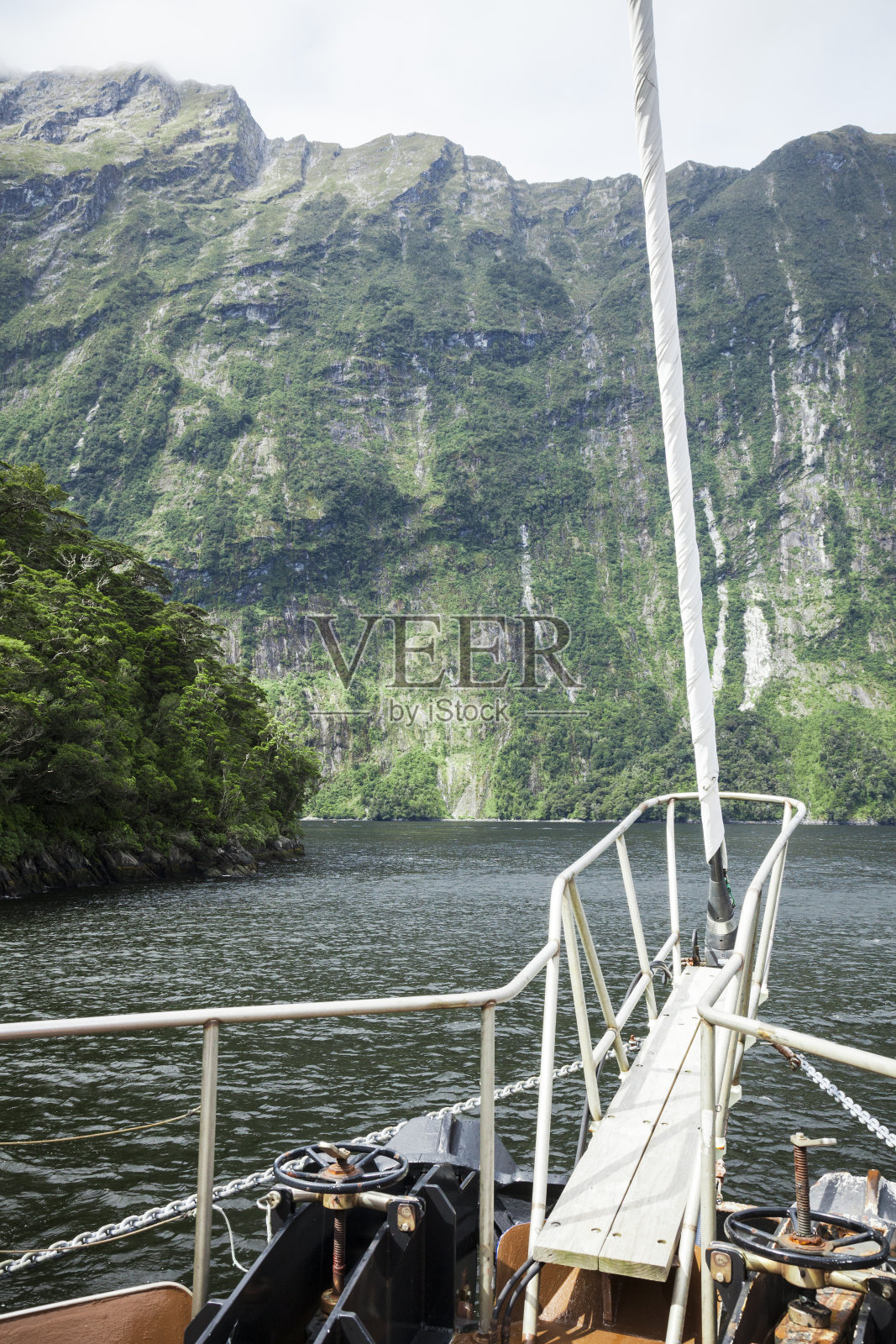 新西兰峡湾国家公园米尔福德海湾的船首照片摄影图片