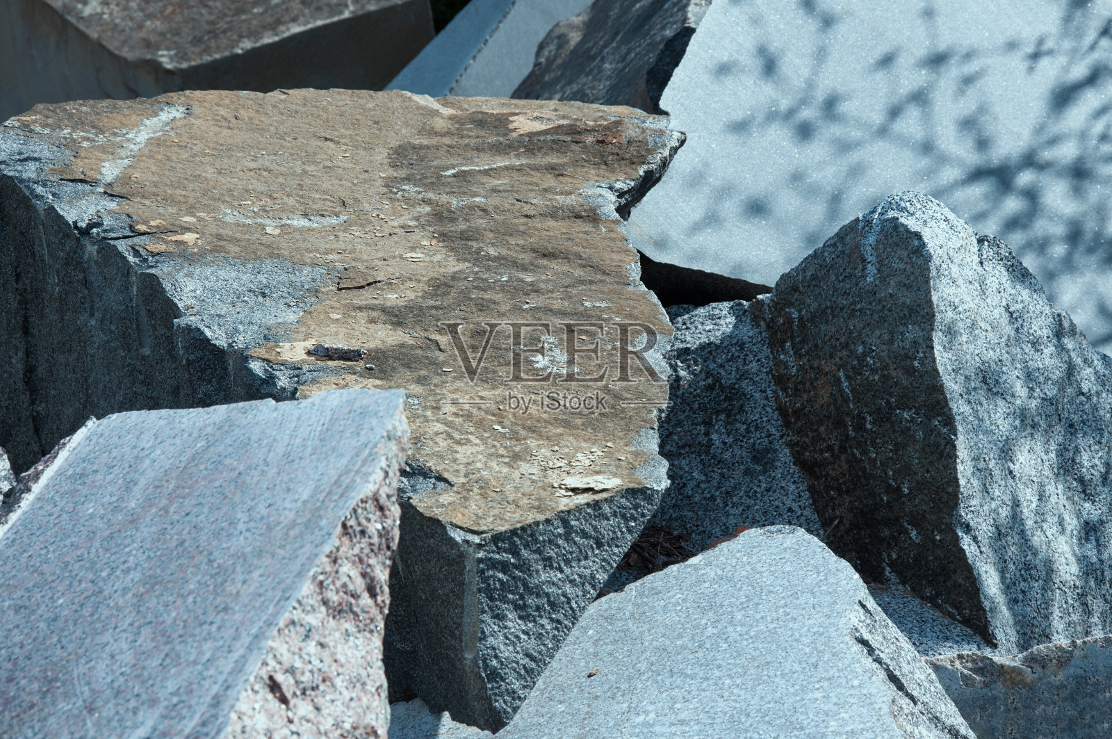 堆成一堆的大块花岗岩照片摄影图片