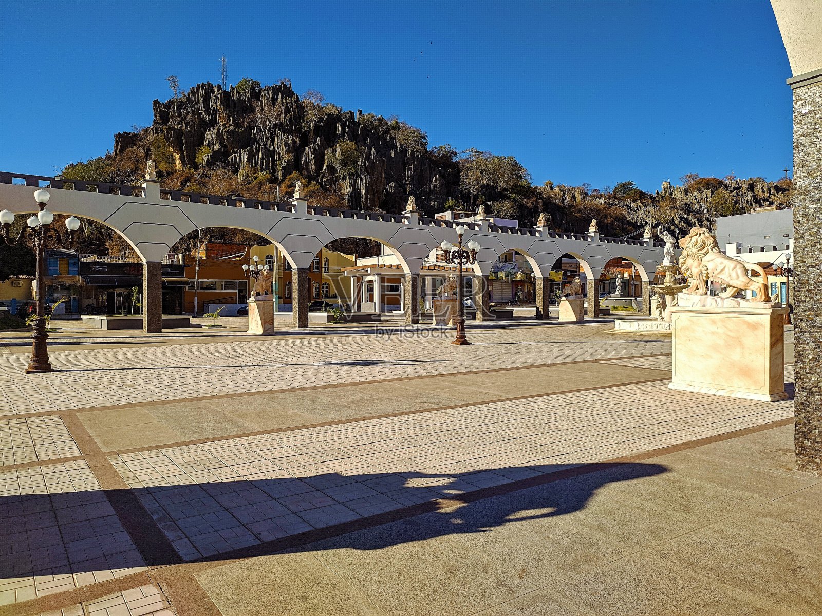 广场和山丘照片摄影图片