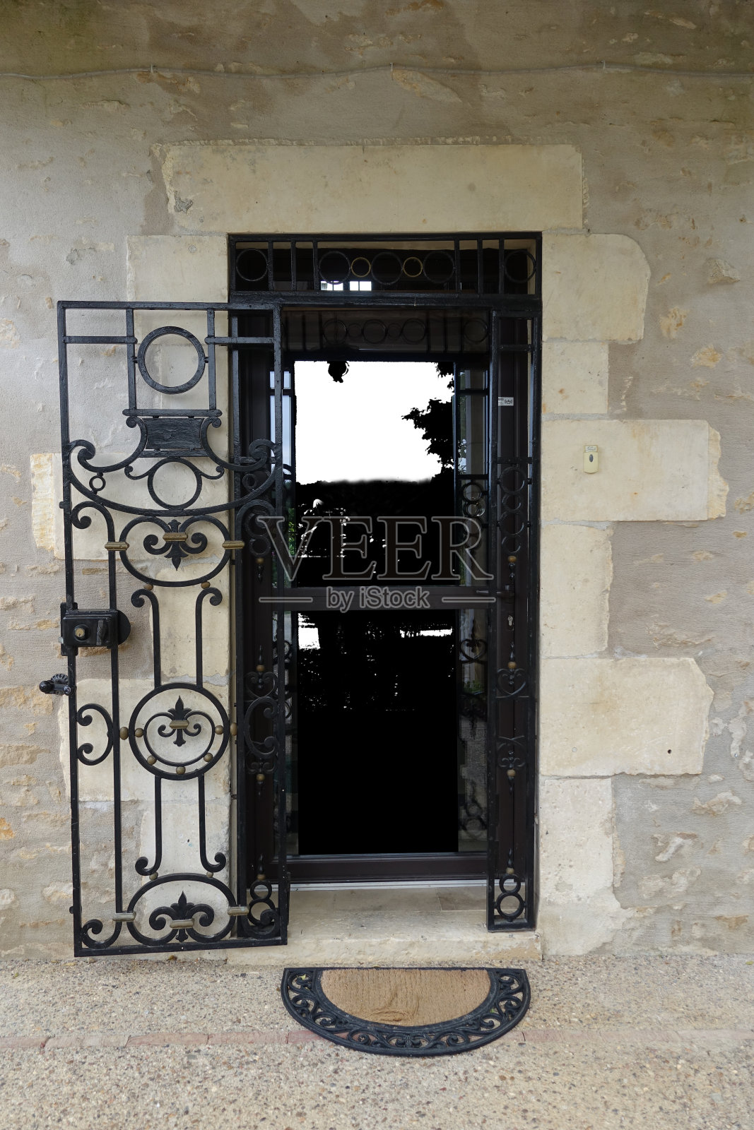 由双层铁门保护的玻璃联排别墅的入口门照片摄影图片