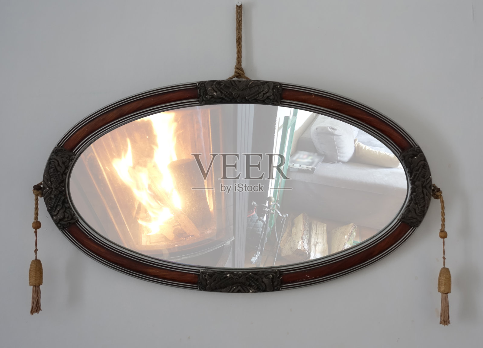 复古风格的旧镜子和木制椭圆形挂在公寓的内墙反射壁炉壁炉照片摄影图片