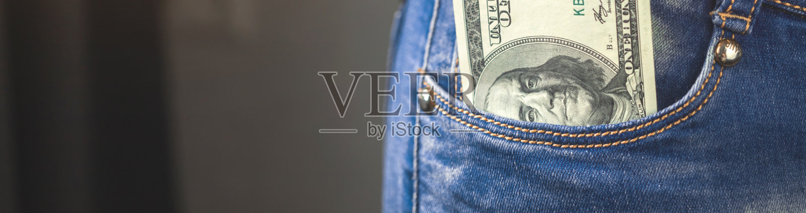 口袋里有钱。牛仔裤口袋里装着钱的年轻女人。财富概念照片。复制空间照片照片摄影图片