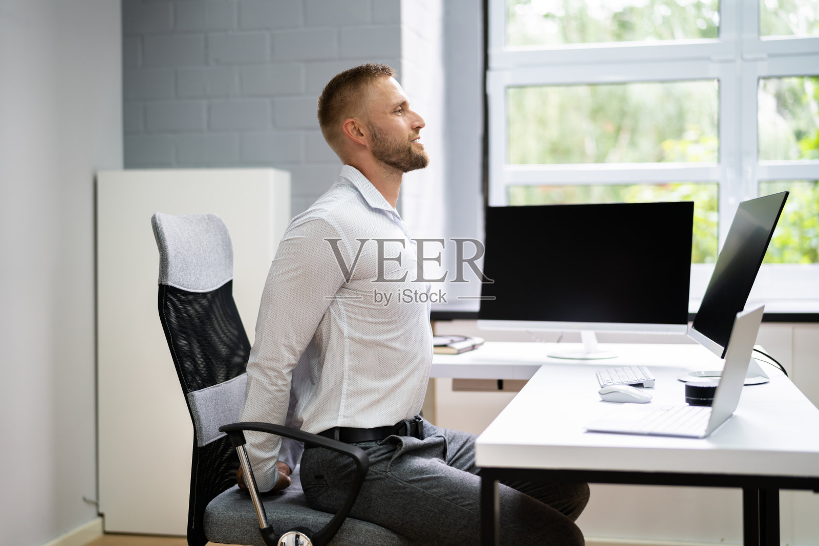 伸展瑜伽办公室锻炼照片摄影图片