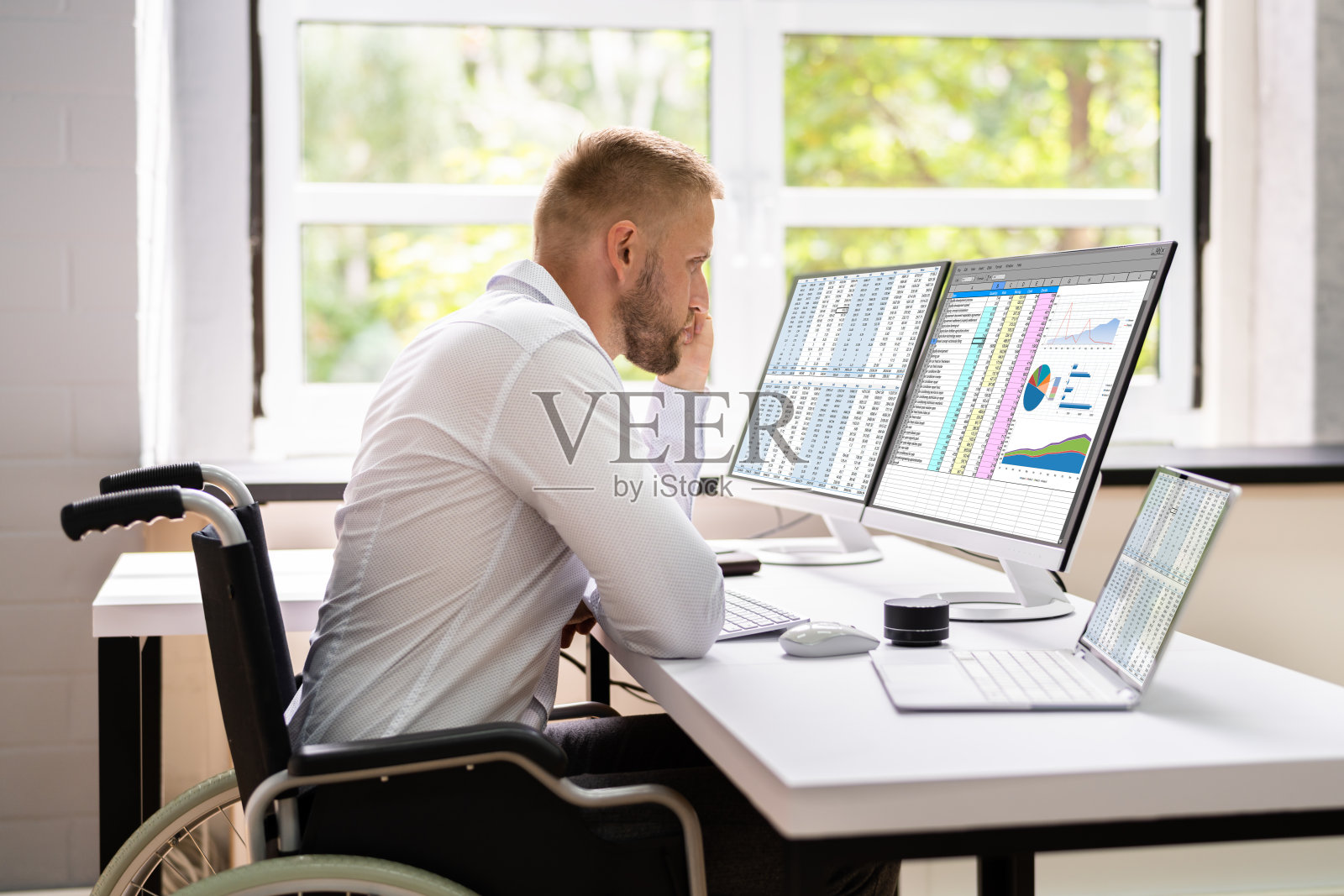 会计使用电子表格管理营业税照片摄影图片