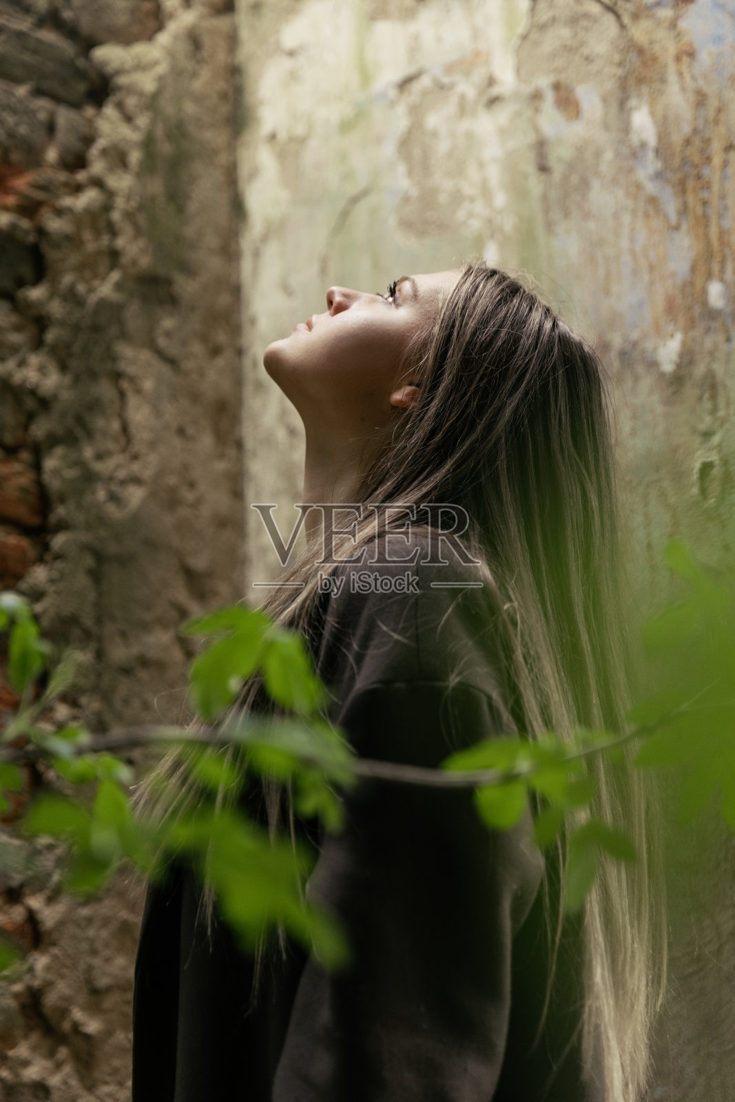 美丽的年轻女子抬头仰望照片摄影图片