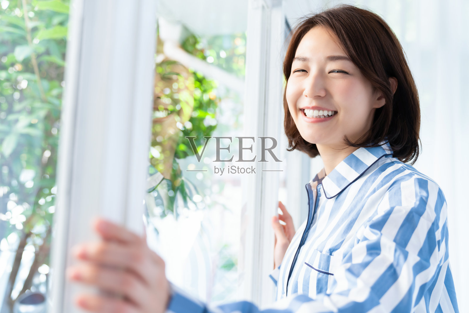 穿着睡衣的亚洲女人照片摄影图片