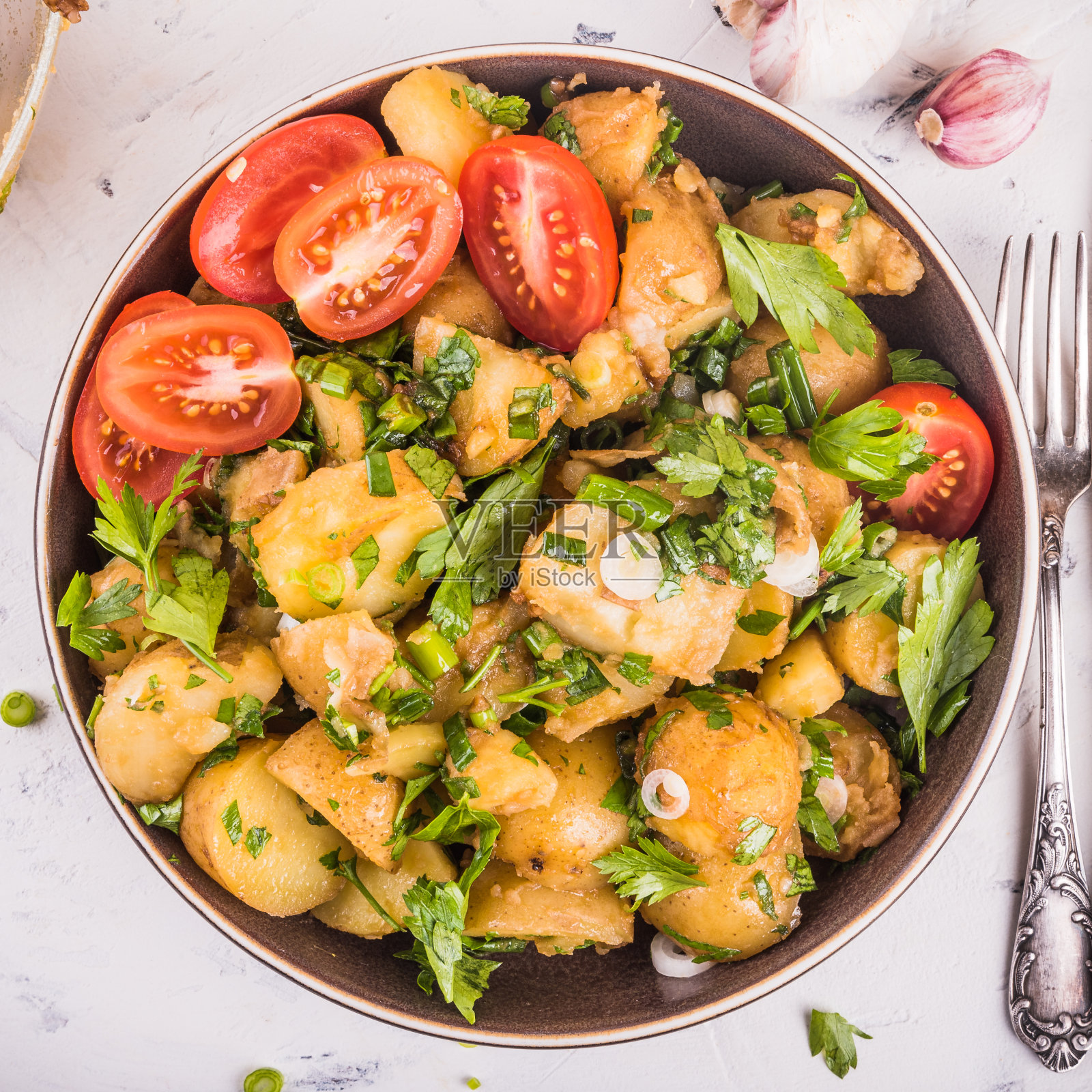 土豆沙拉和切碎的西红柿，俯视图，特写照片摄影图片