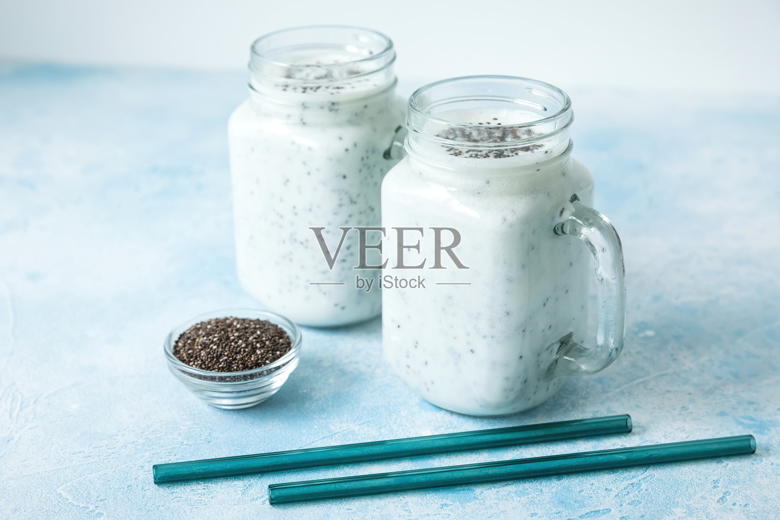 奇亚籽减肥酸奶，素食健康理念照片摄影图片